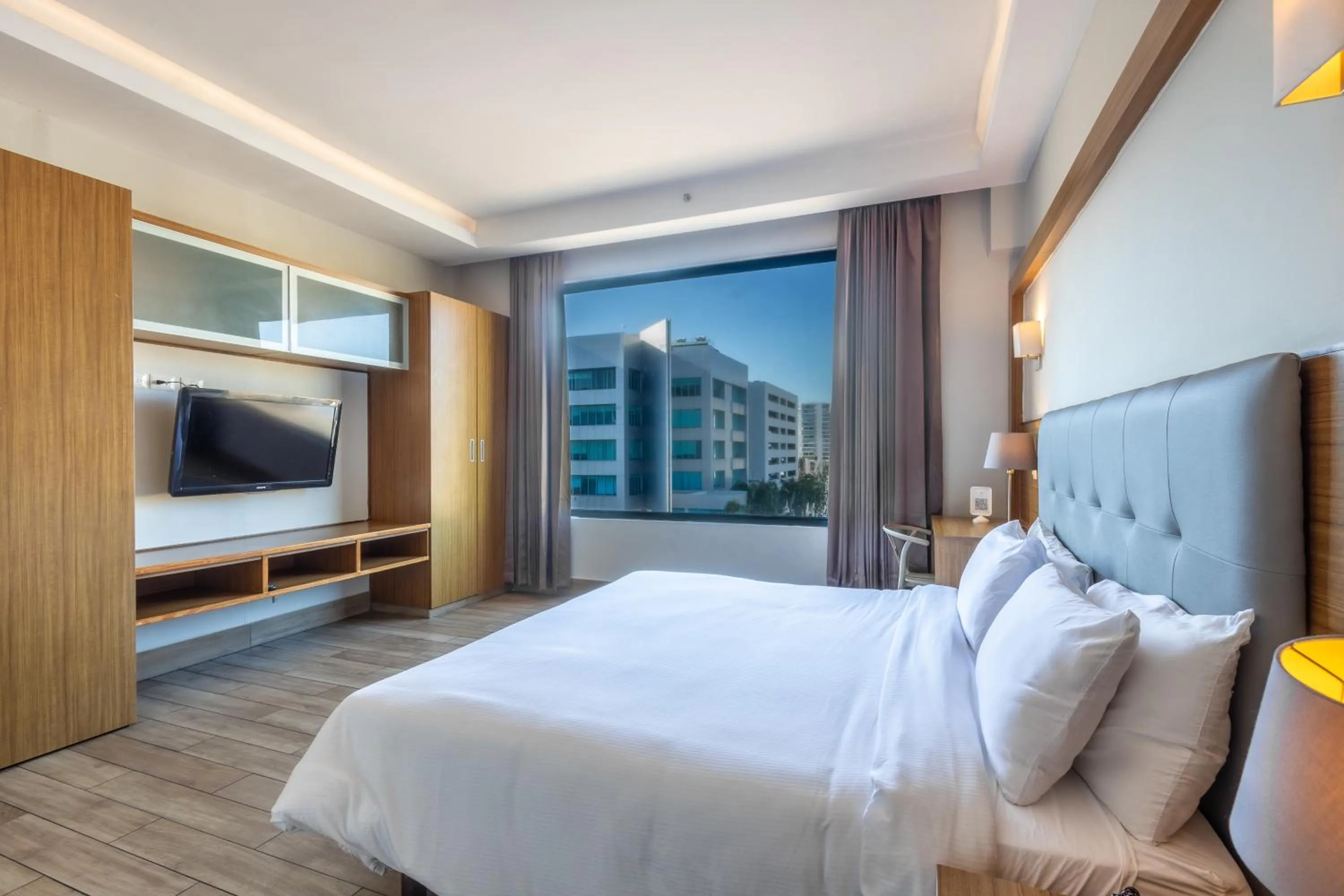 Photo of the whole room, Bed in Weston Suites Hotel