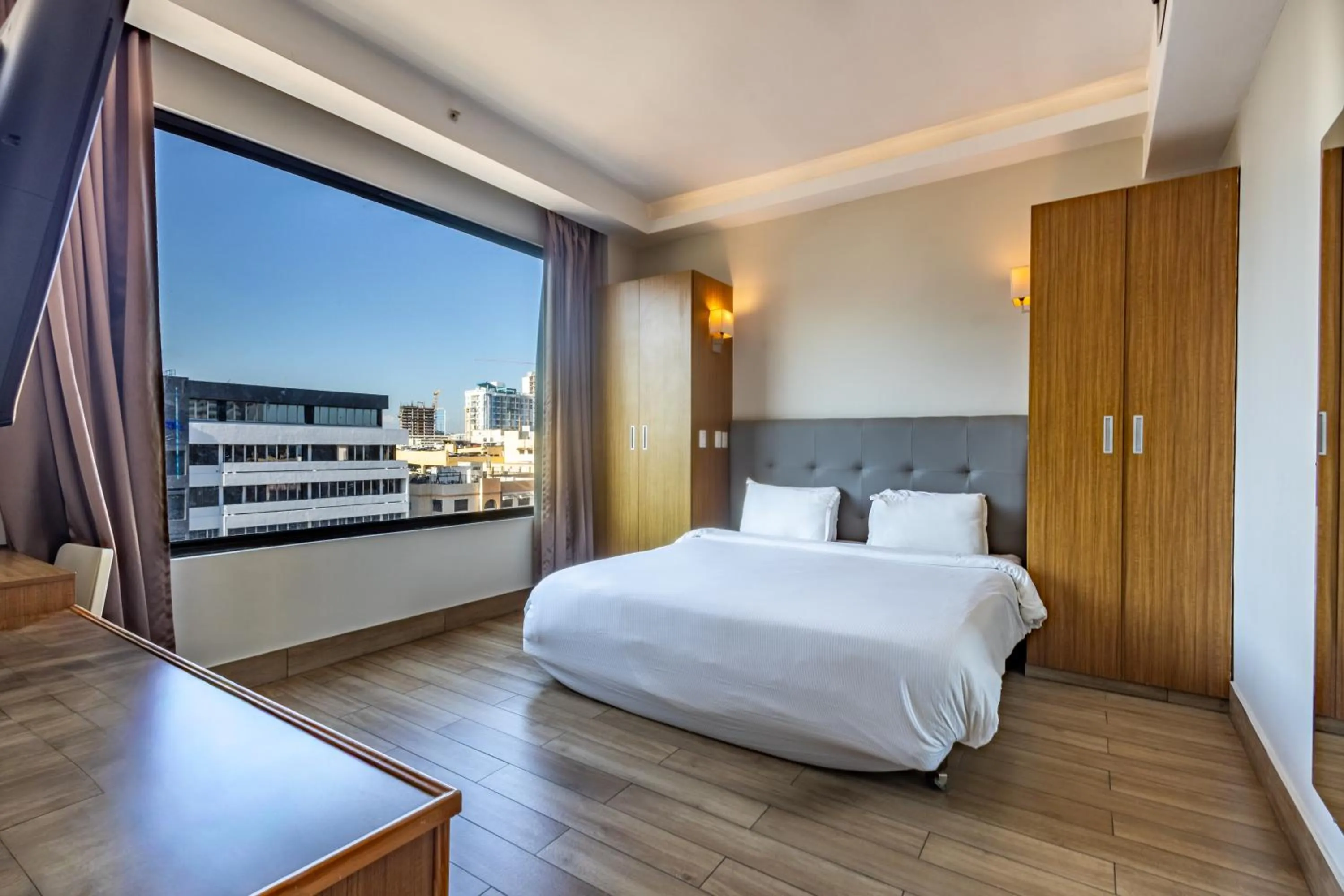 Photo of the whole room, Bed in Weston Suites Hotel