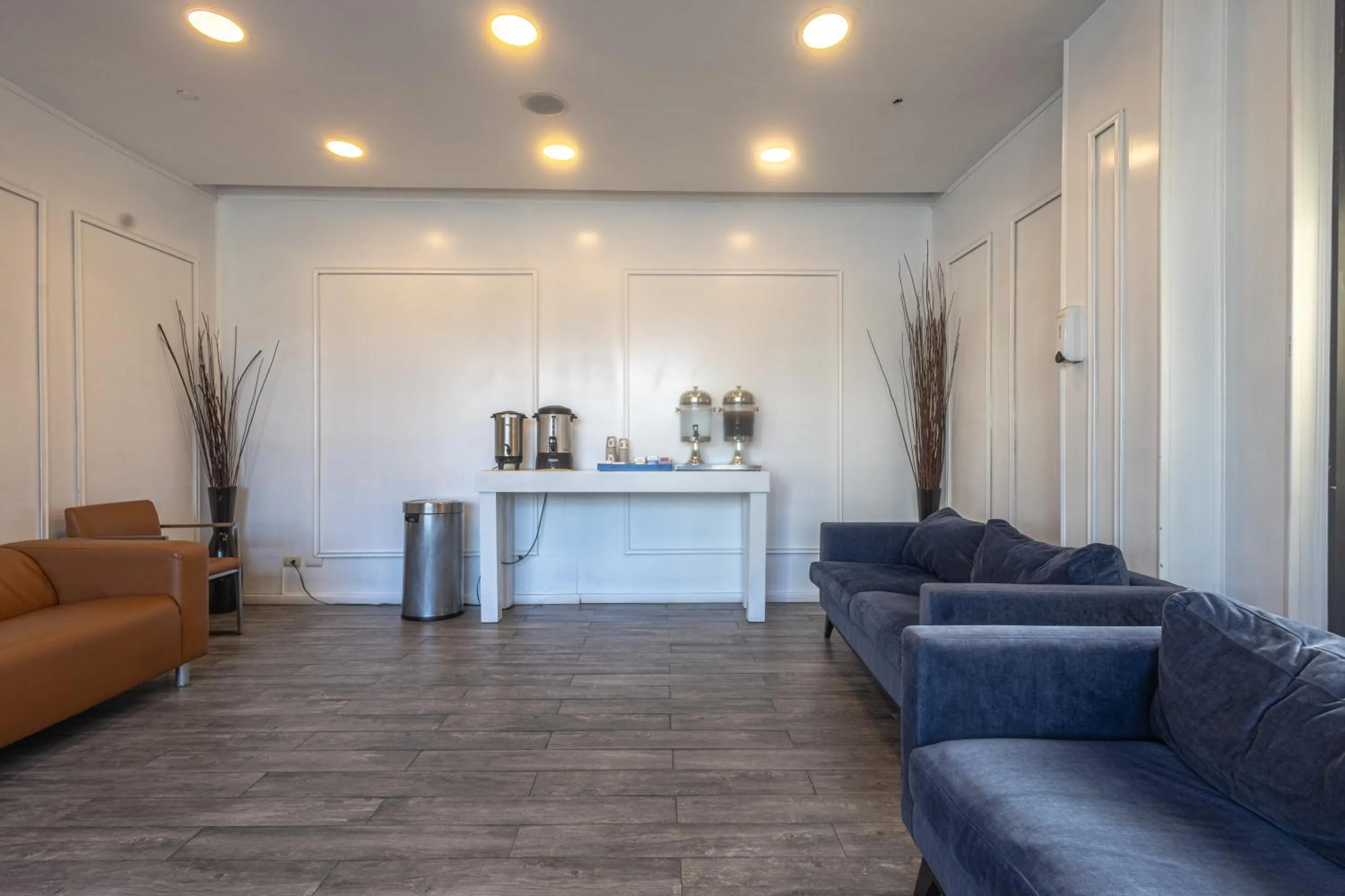 Living room in Weston Suites Hotel