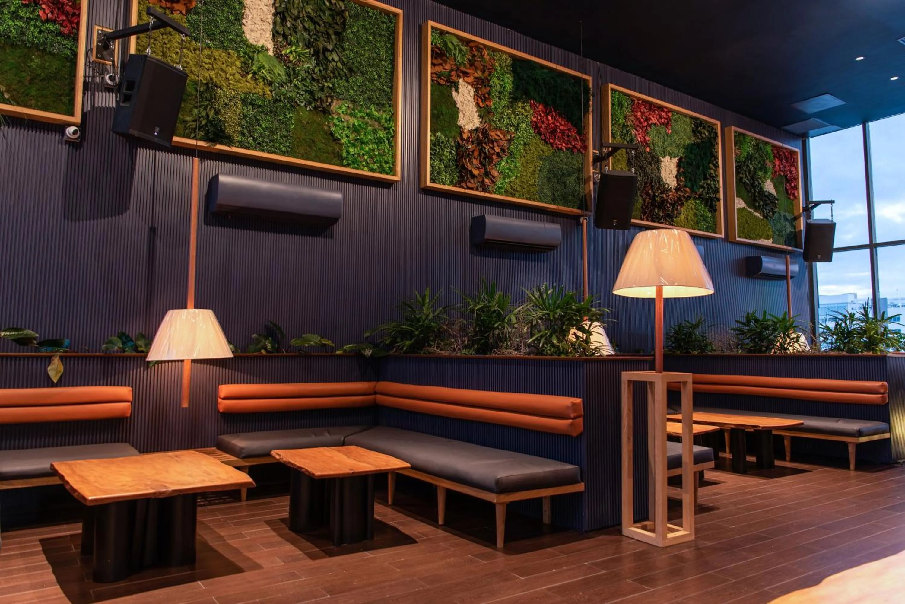 Nightclub / DJ in Weston Suites Hotel