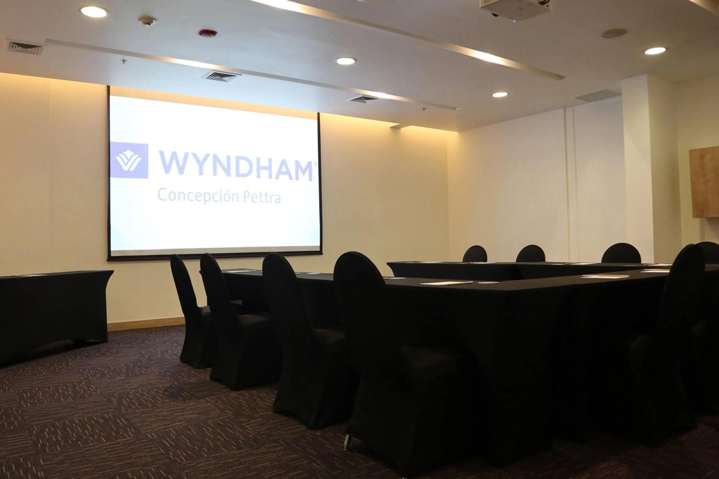 Meeting/conference room in Wyndham Concepcion Pettra