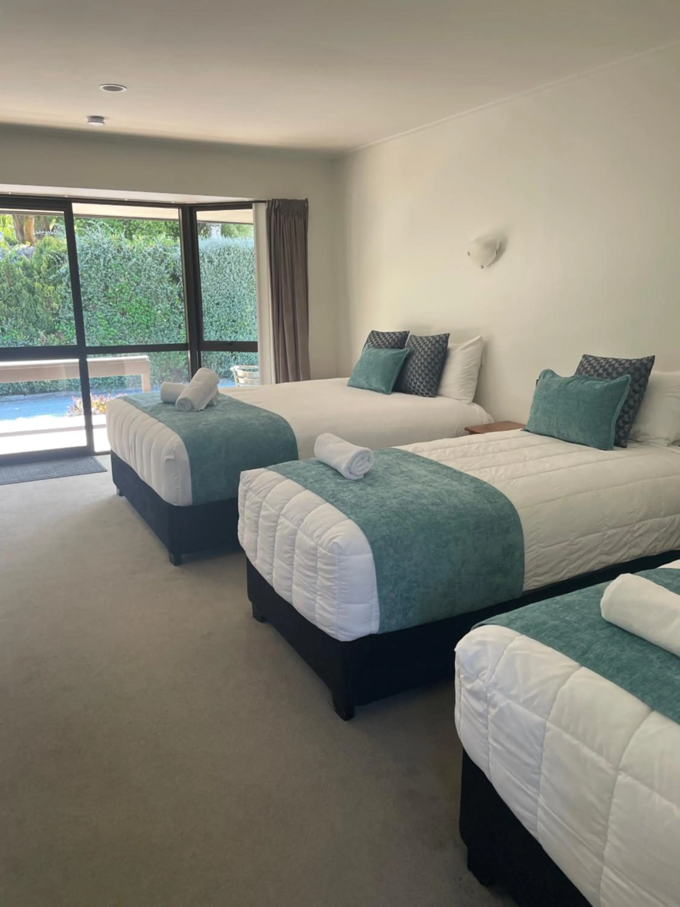 Photo of the whole room, Bed in Kingston TOP 10 Holiday Park