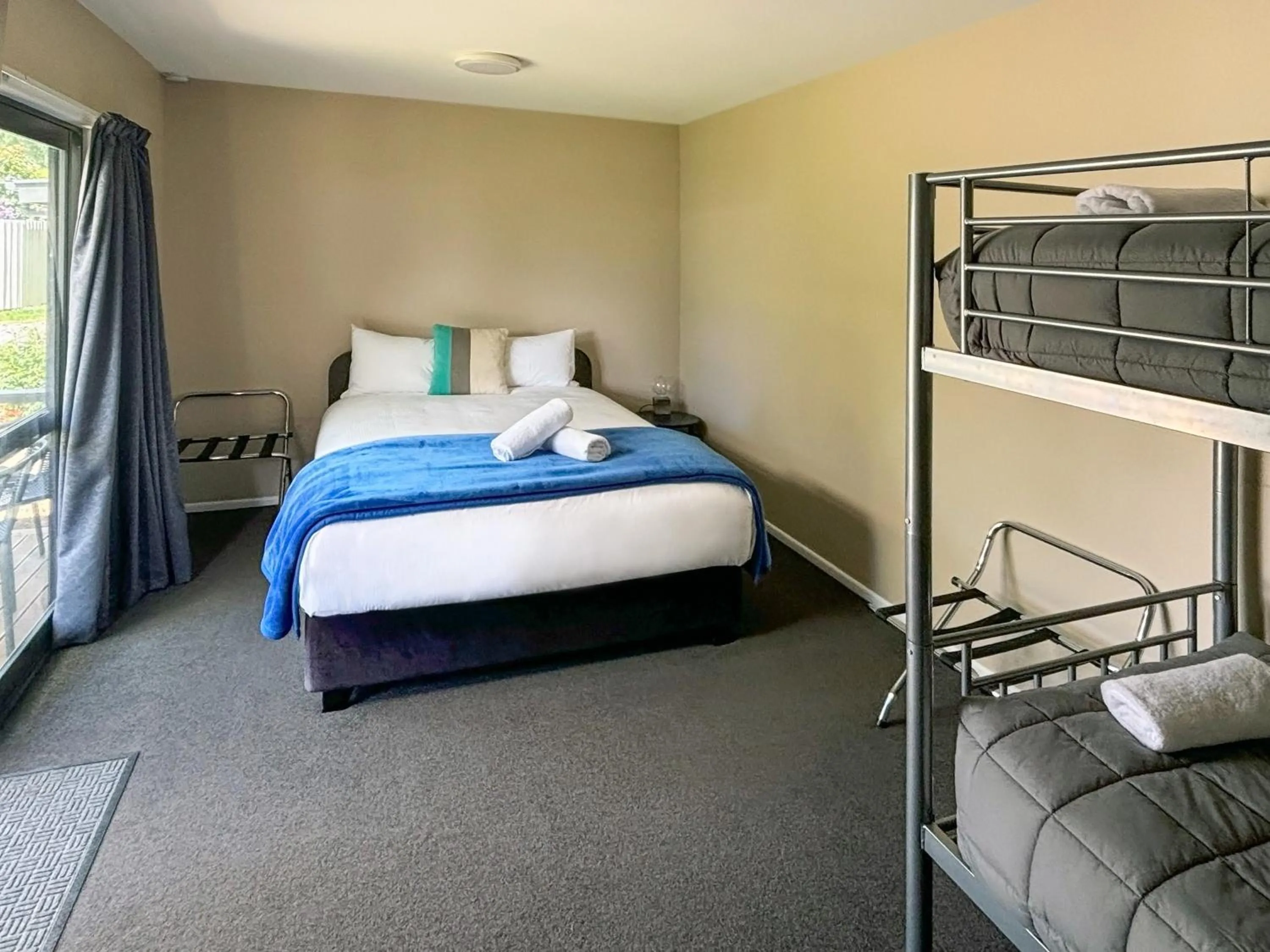 Bedroom, Bed in Kingston TOP 10 Holiday Park