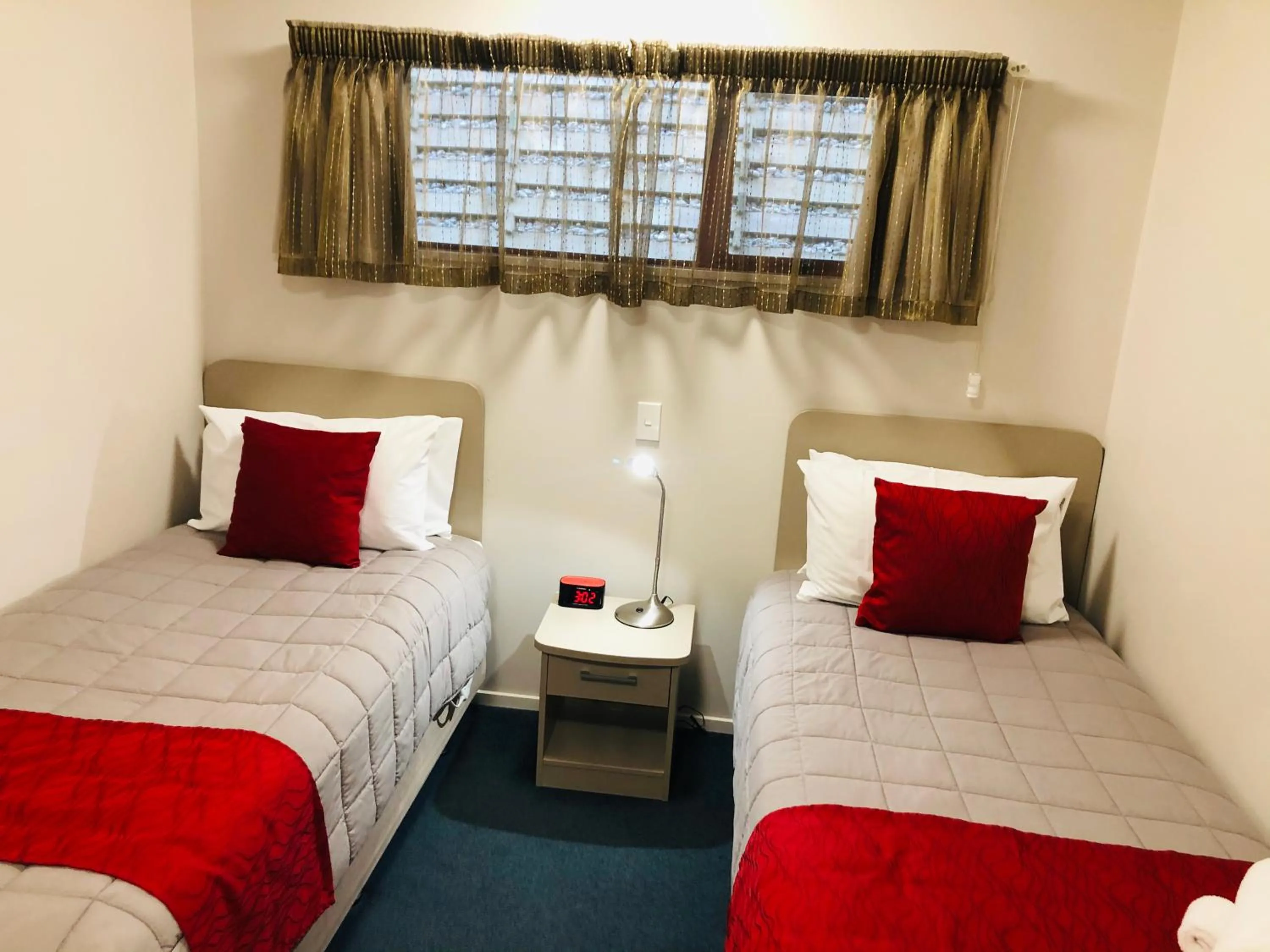 Bedroom, Bed in ASURE Scenic Route Motor Lodge