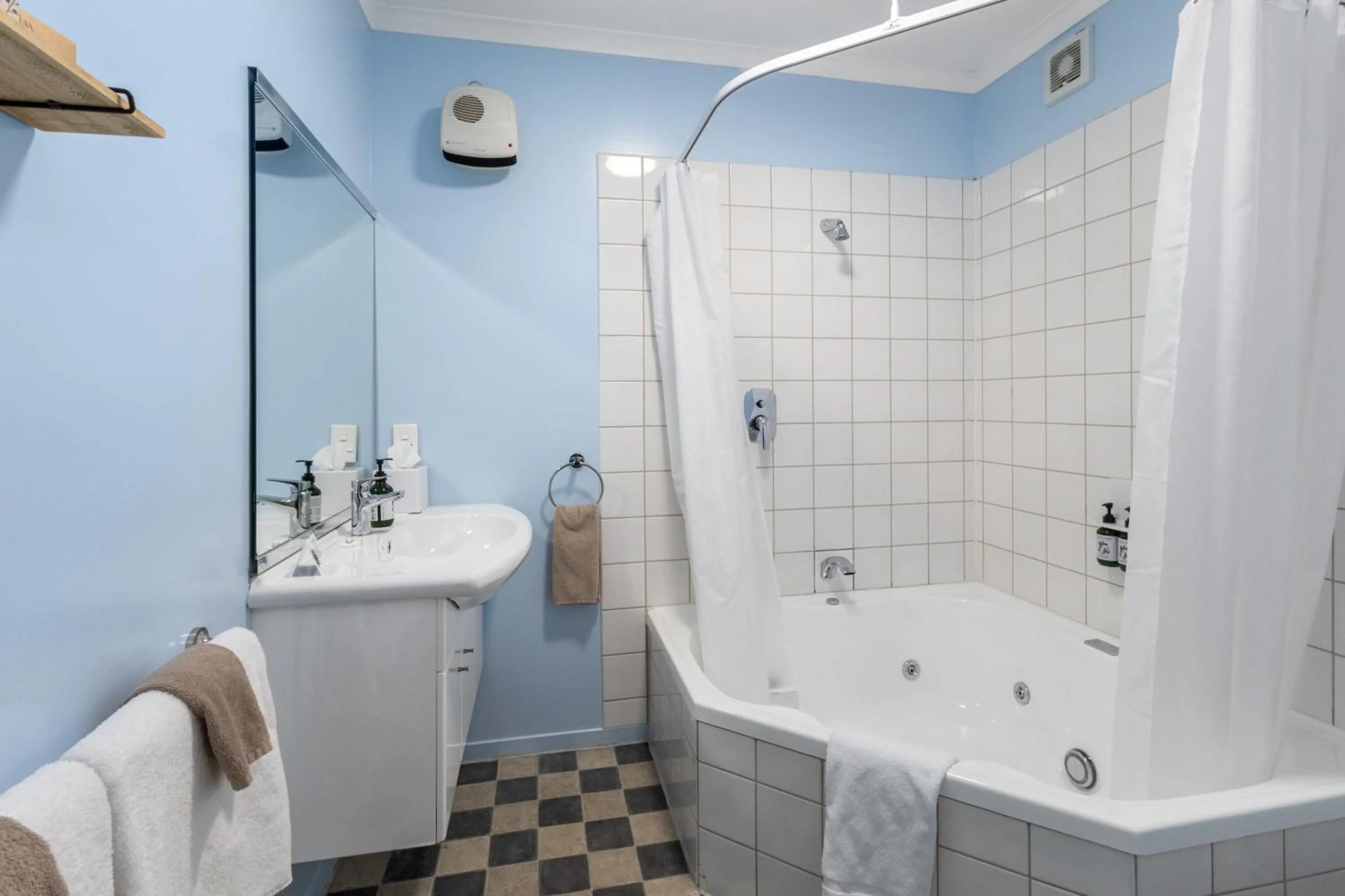 Bathroom in ASURE Scenic Route Motor Lodge