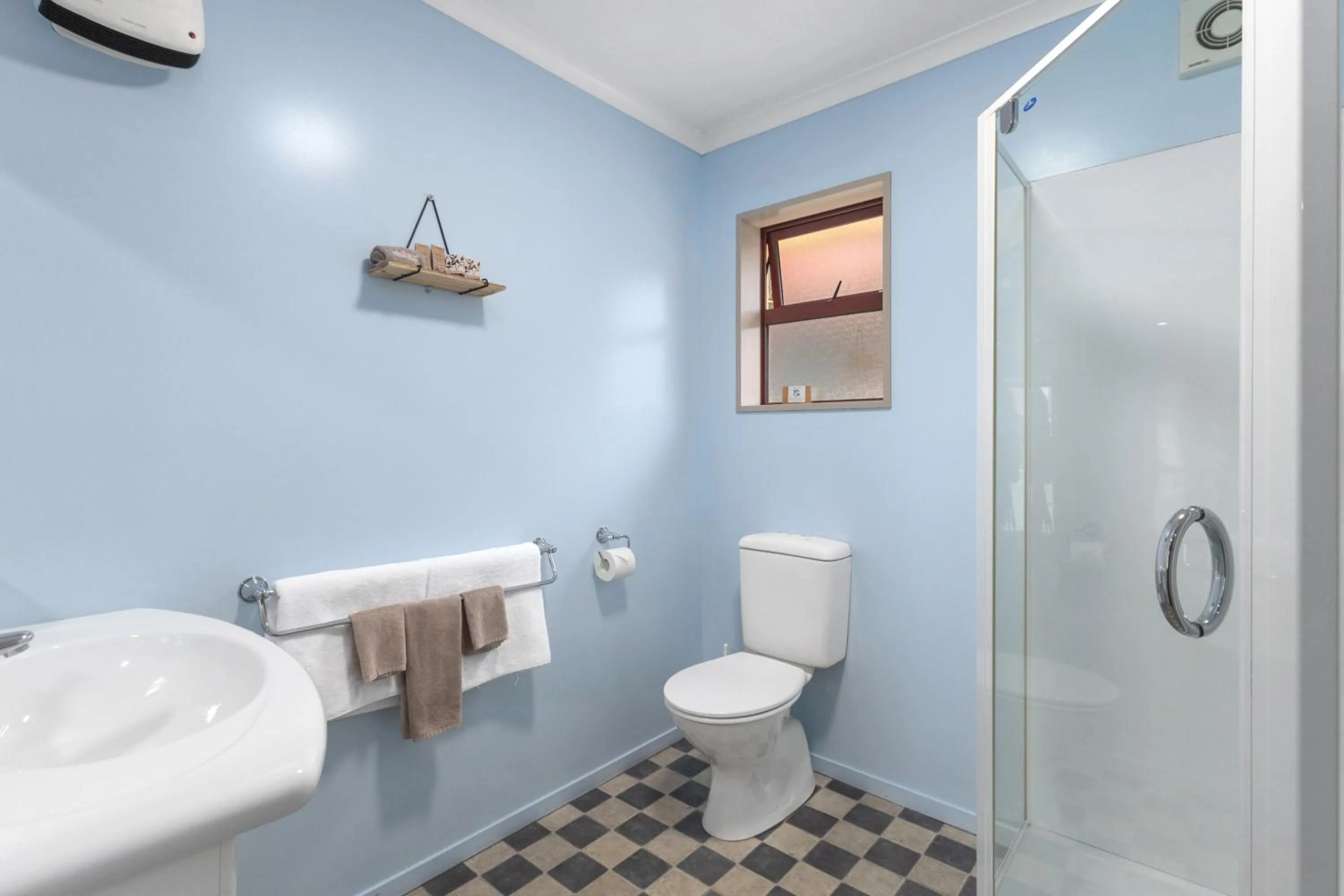 Bathroom in ASURE Scenic Route Motor Lodge