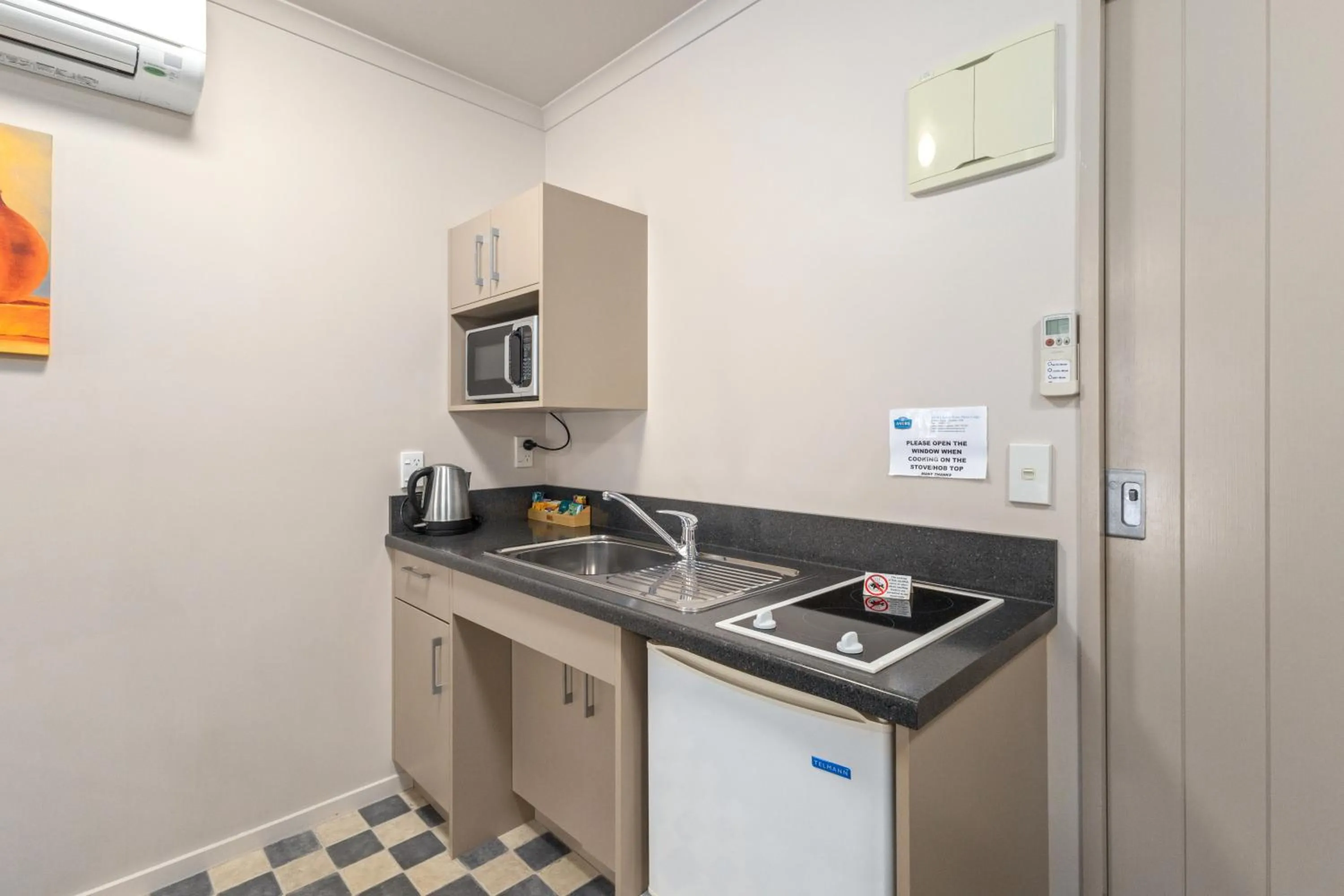 Kitchen or kitchenette in ASURE Scenic Route Motor Lodge