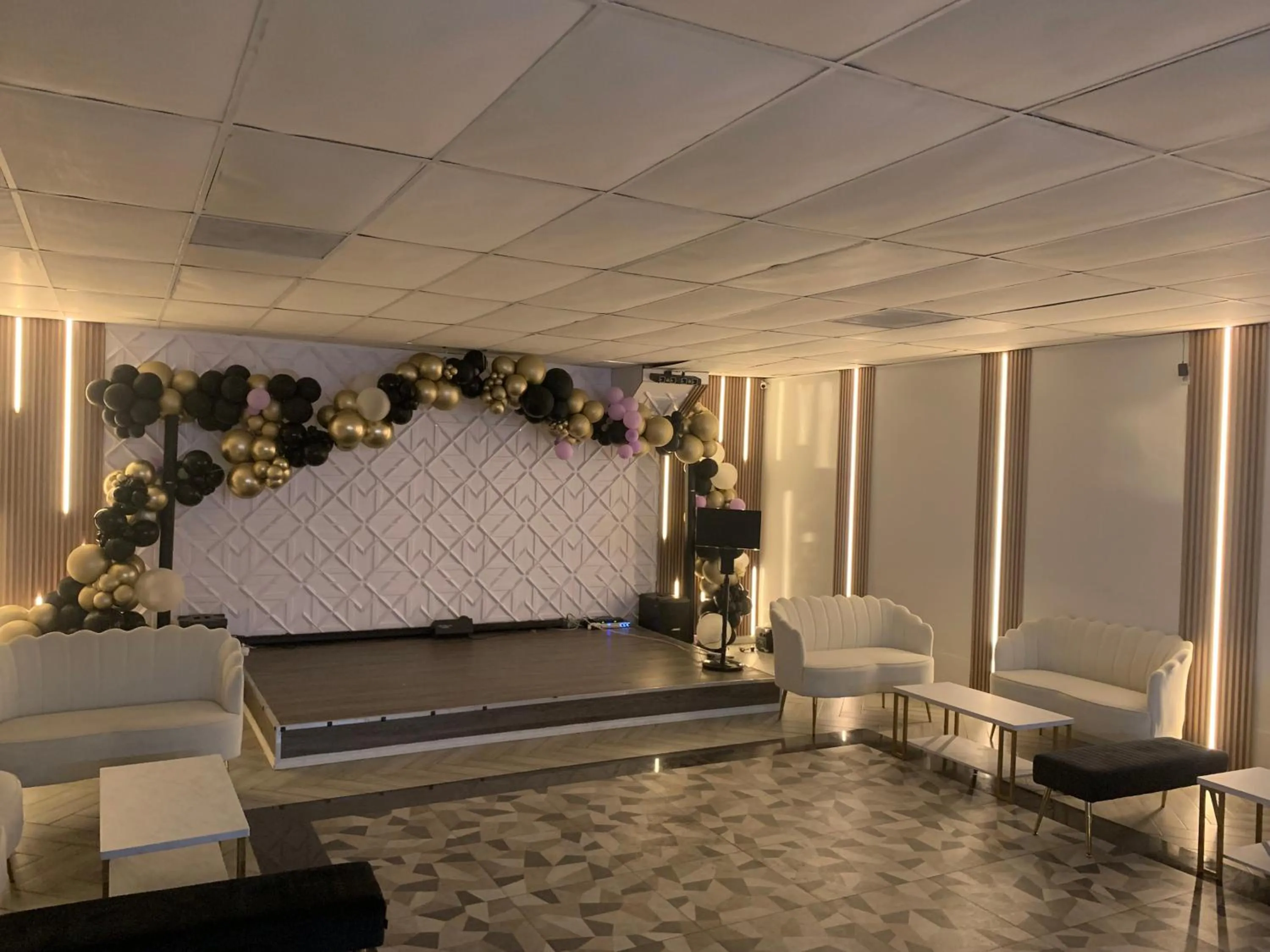 Lounge or bar, Bed in R Nite Star Inn and Suites -Home of the Cowboys & Rangers