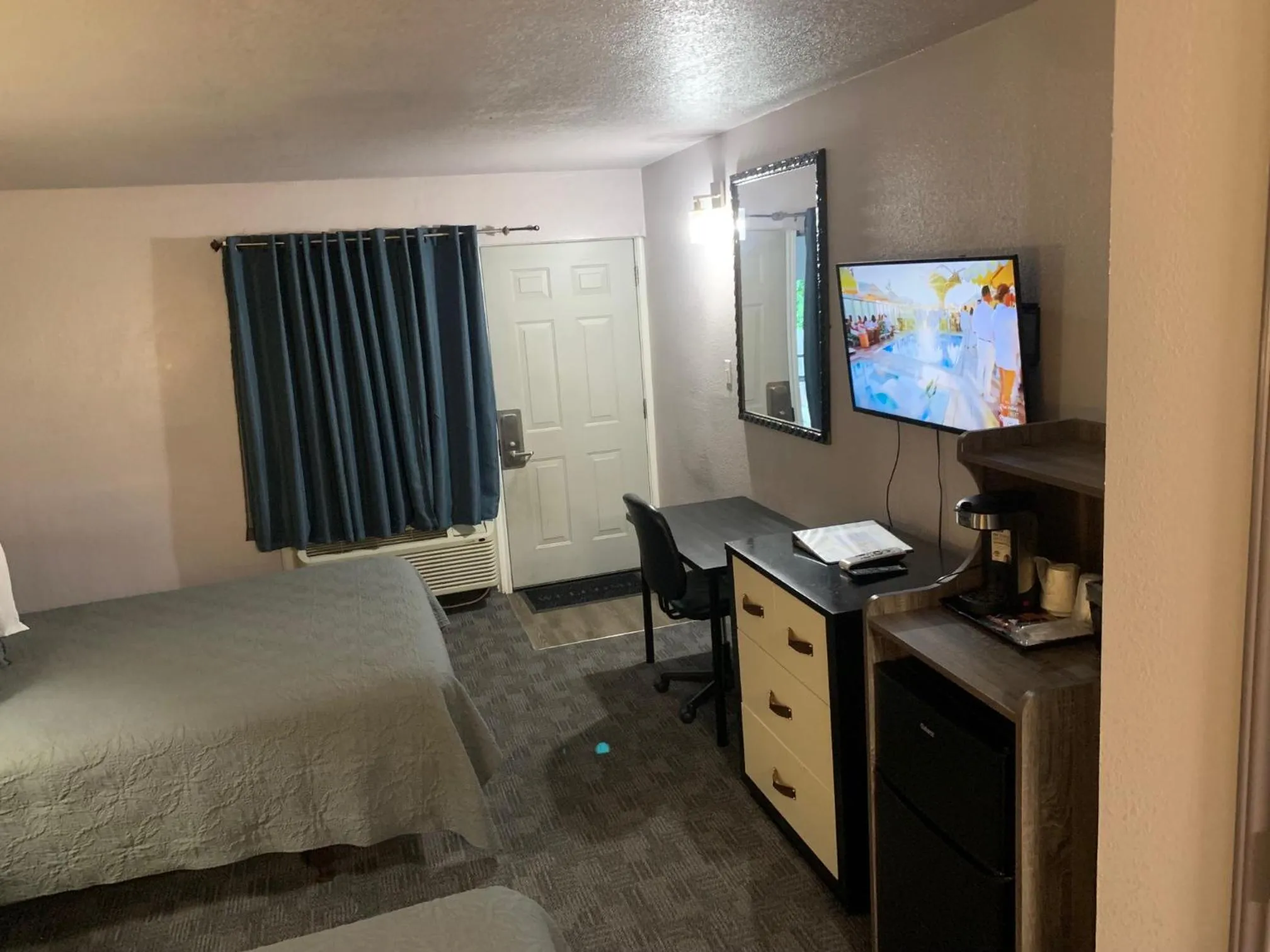 TV and multimedia, Bed in R Nite Star Inn and Suites -Home of the Cowboys & Rangers