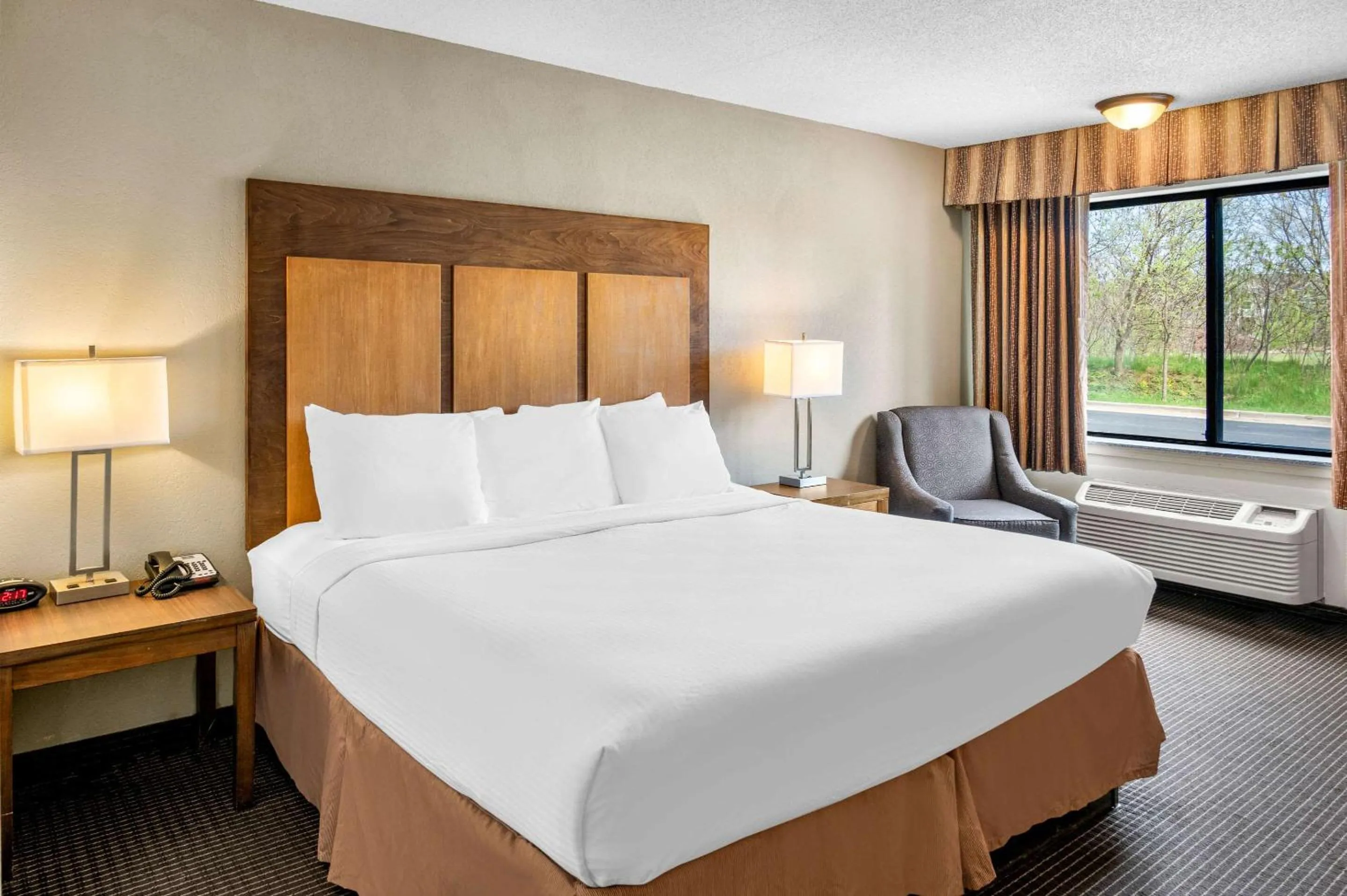 Bedroom, Bed in White Pine Inn & Suites