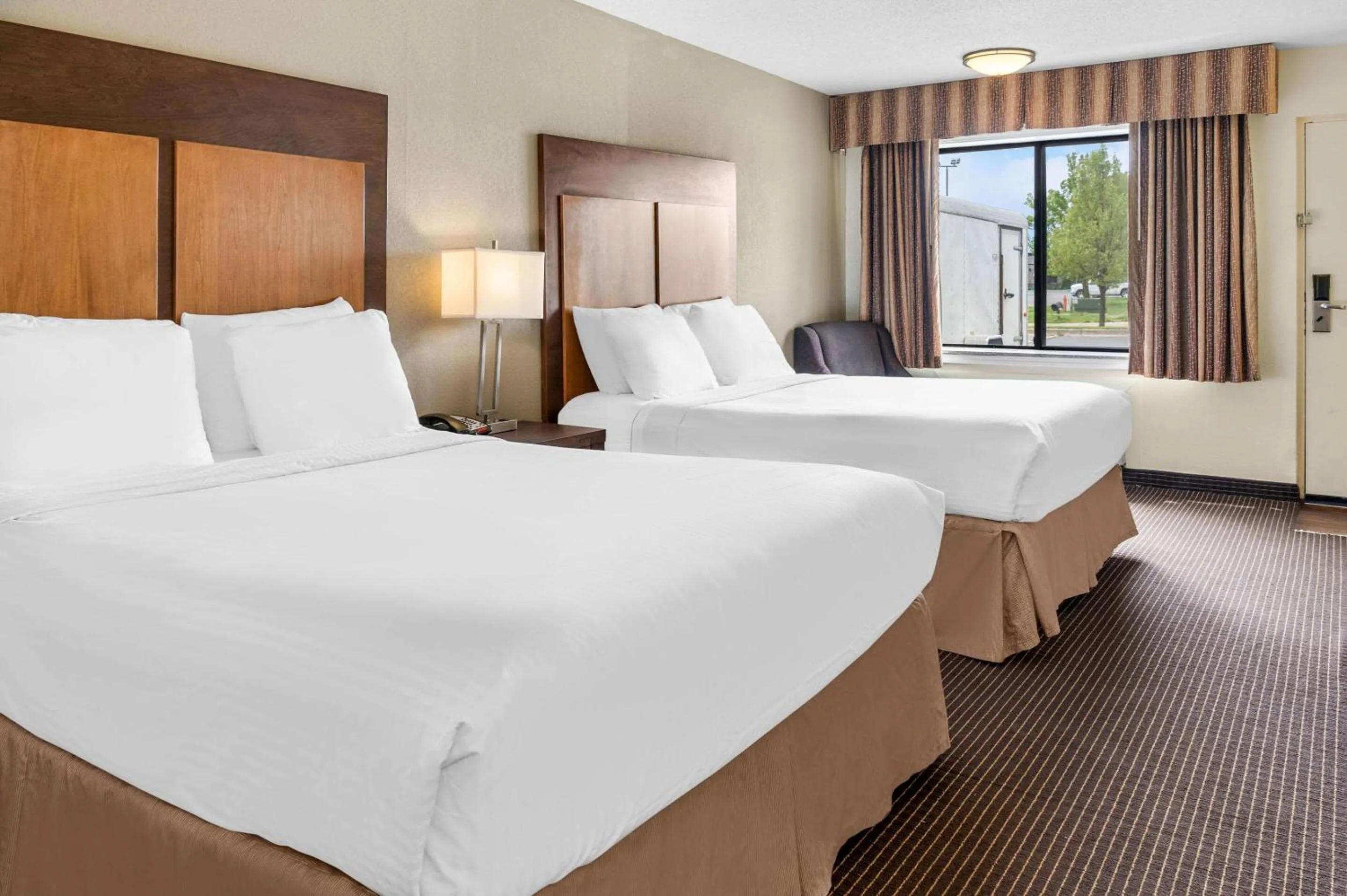 Bedroom, Bed in White Pine Inn & Suites