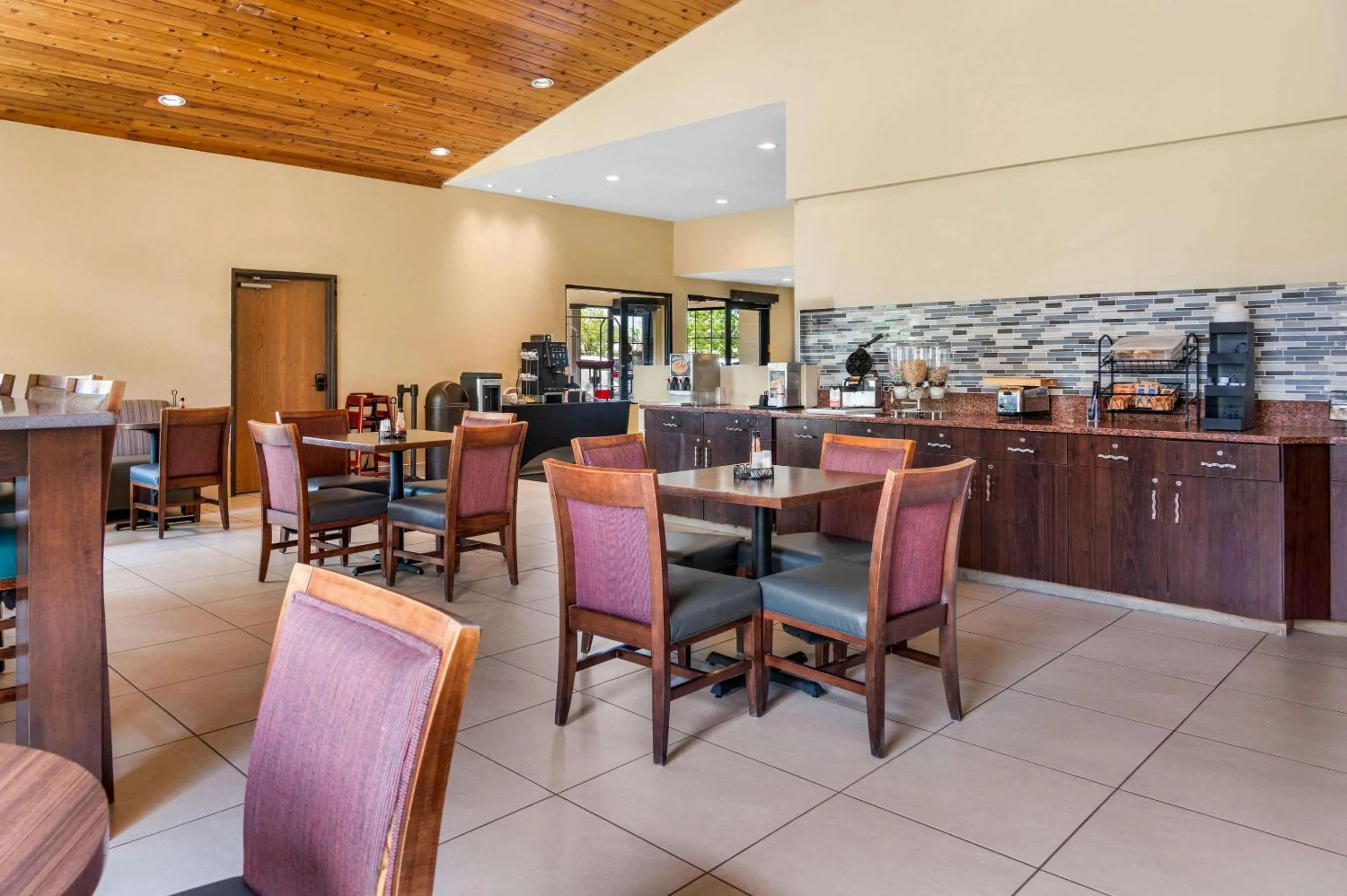 Breakfast in White Pine Inn & Suites