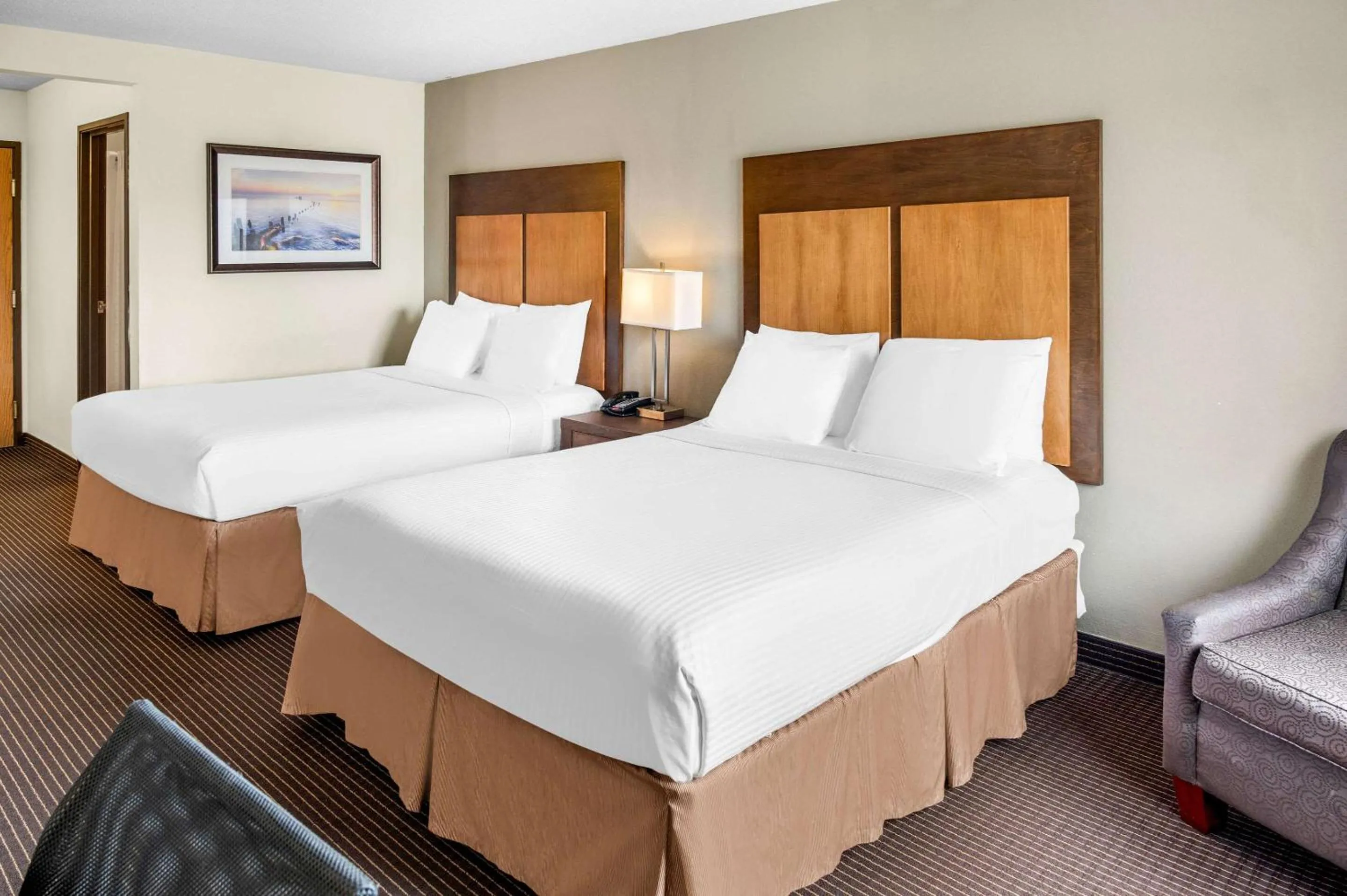 Bedroom, Bed in White Pine Inn & Suites