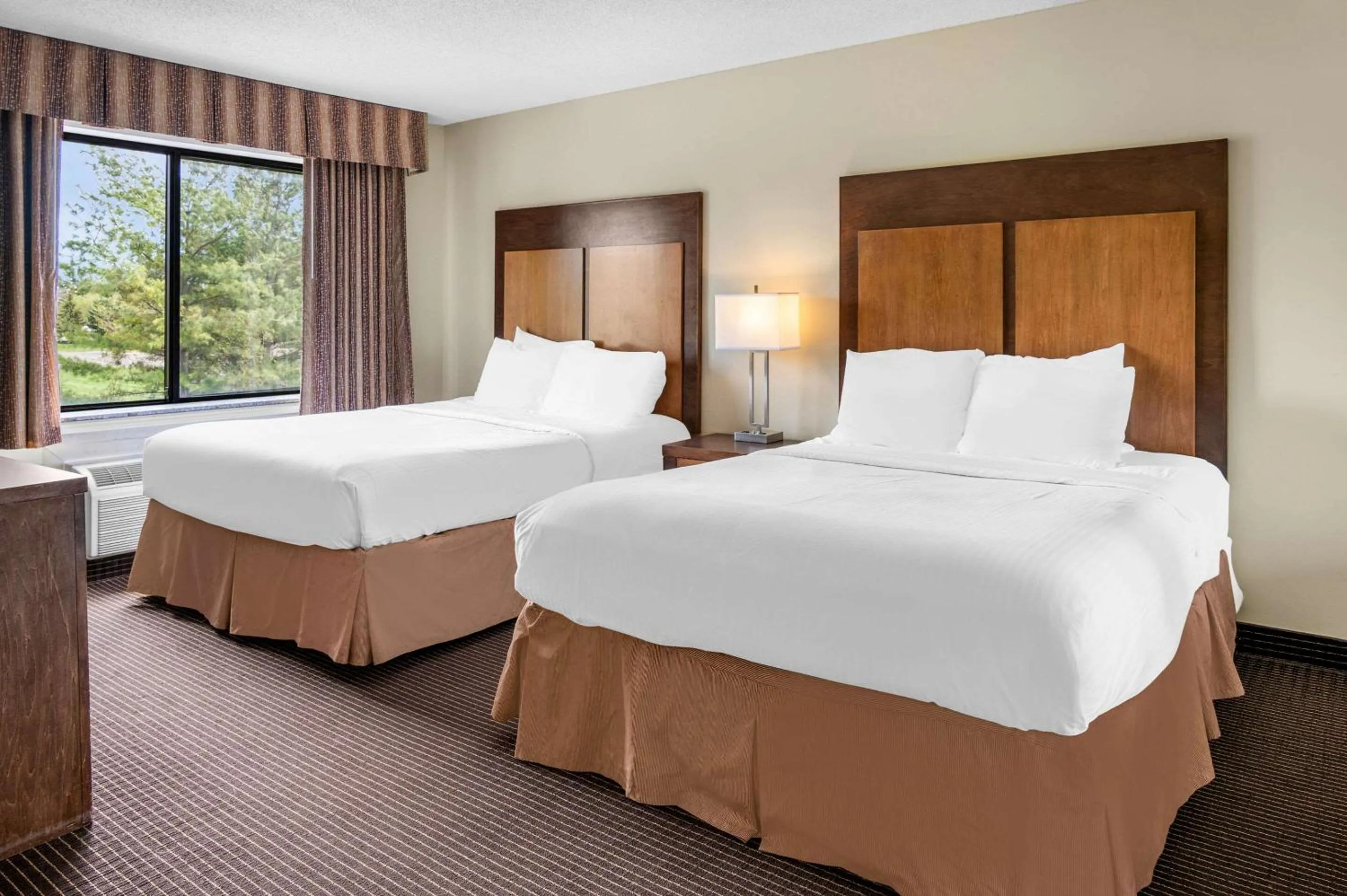 Bedroom, Bed in White Pine Inn & Suites