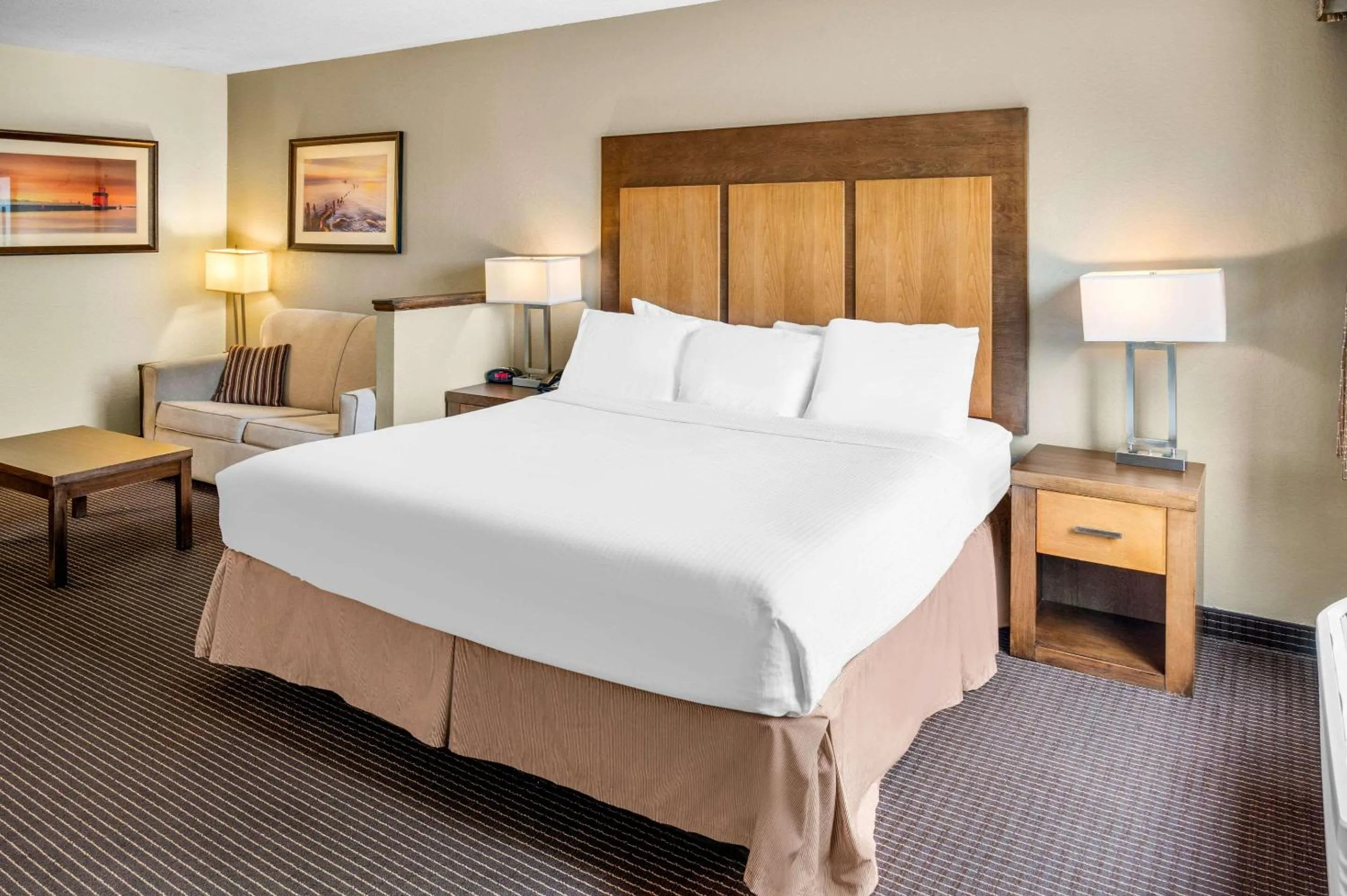 Bedroom, Bed in White Pine Inn & Suites