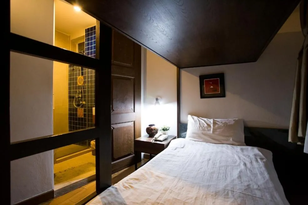 bunk bed, Bed in Chetuphon Gate