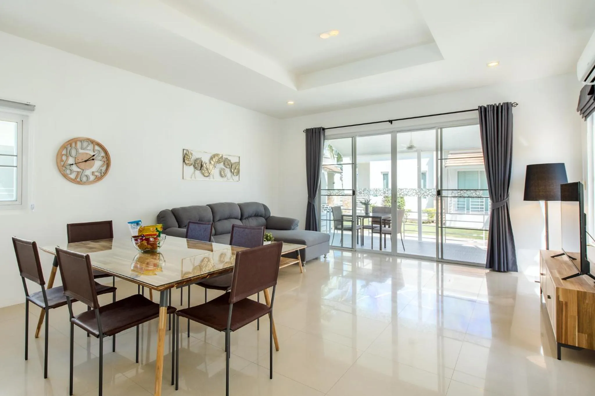 Living room in Oriental Beach Pearl Resort