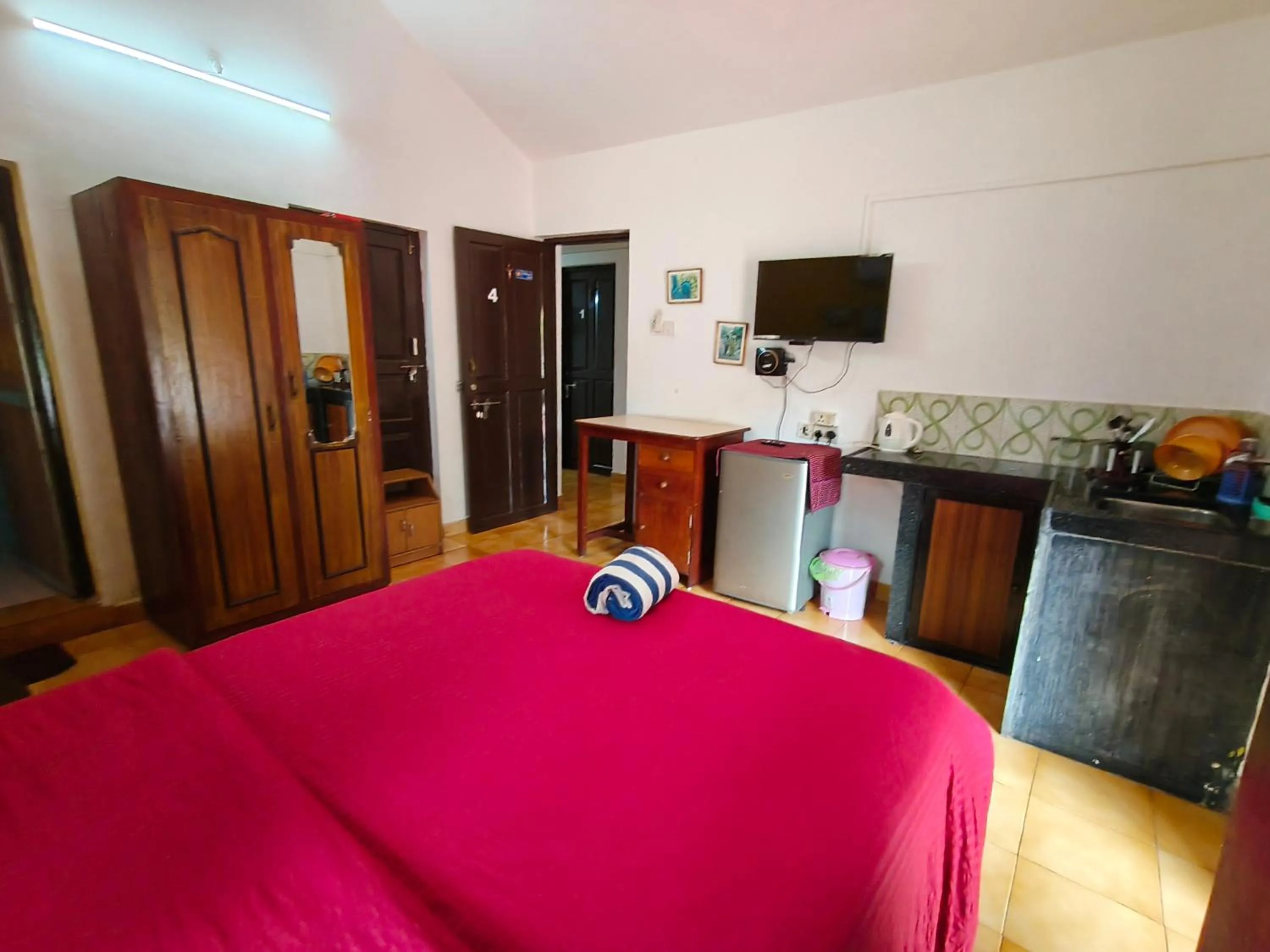 Photo of the whole room, Bed in Jes Guest House