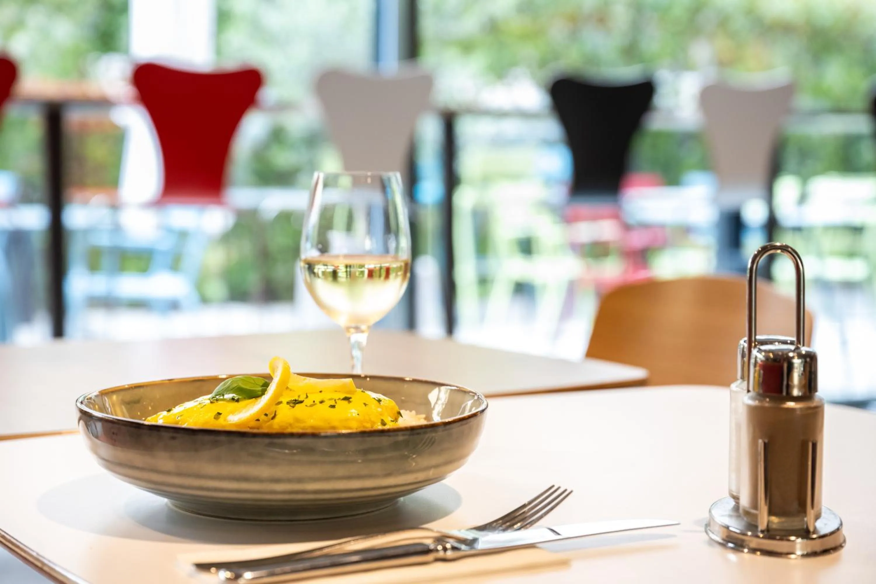 Restaurant/places to eat in ibis Genève Centre Nations