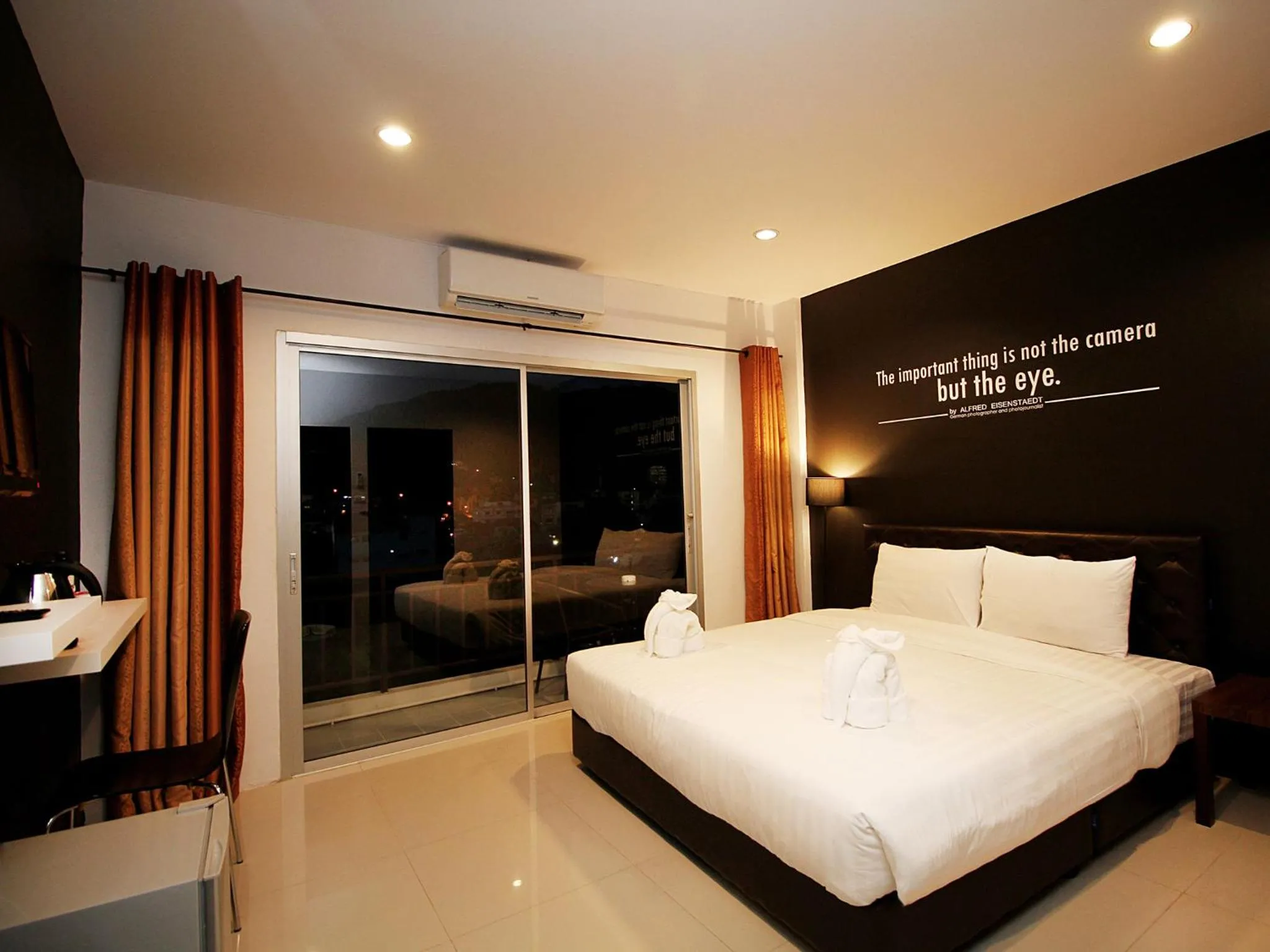 Photo of the whole room in The Artist House