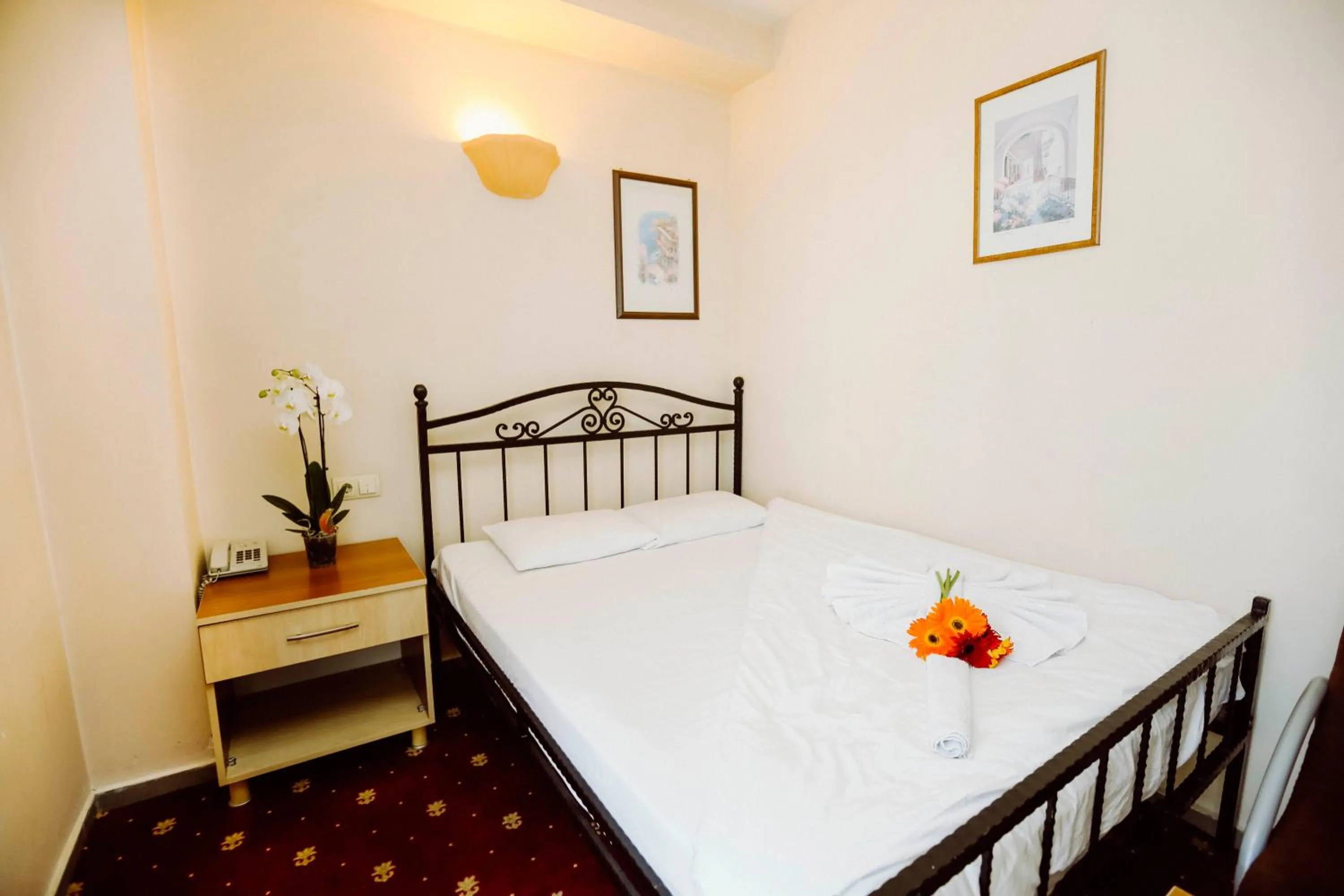 Bed in Ozalp Han Hotel