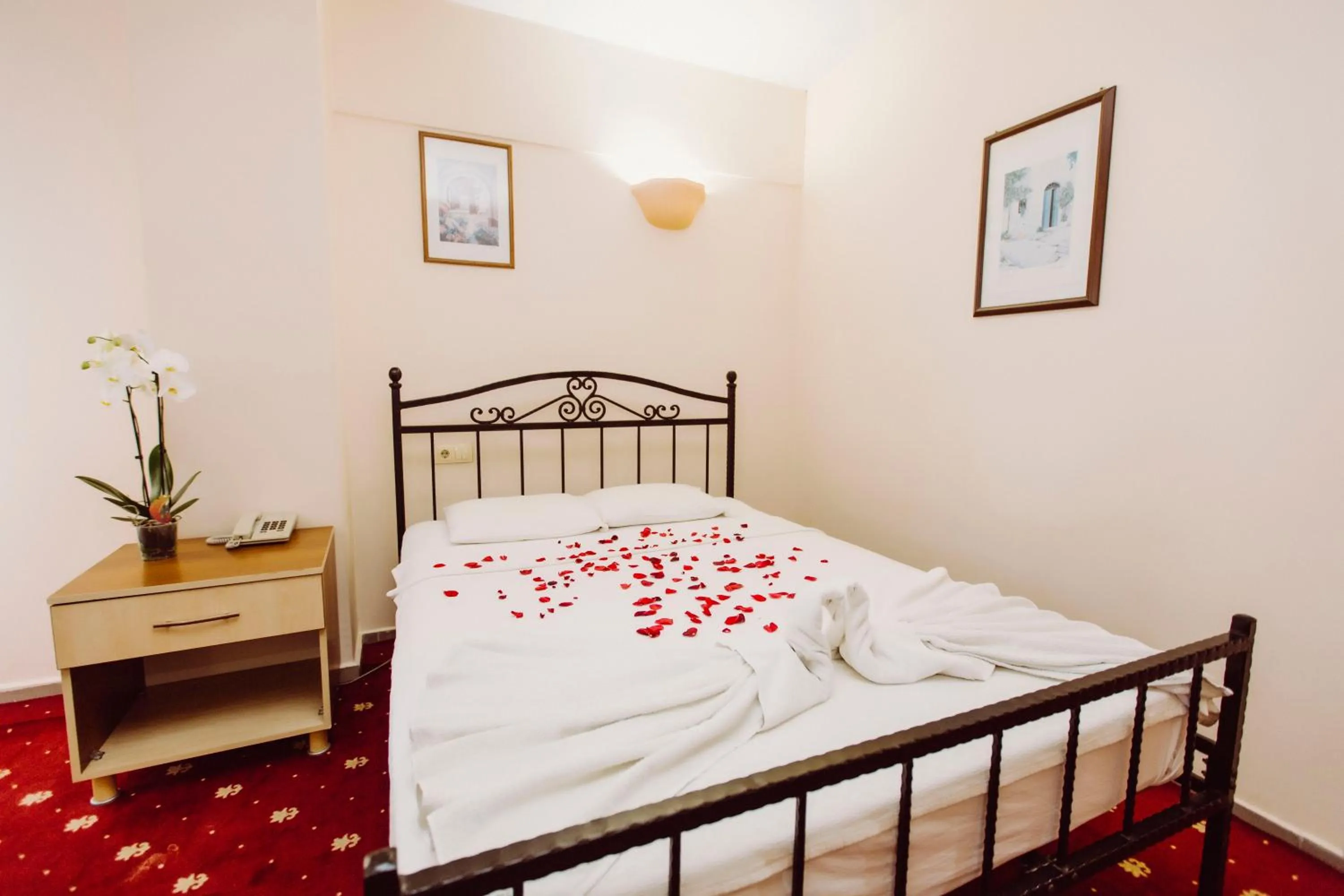 Bed in Ozalp Han Hotel