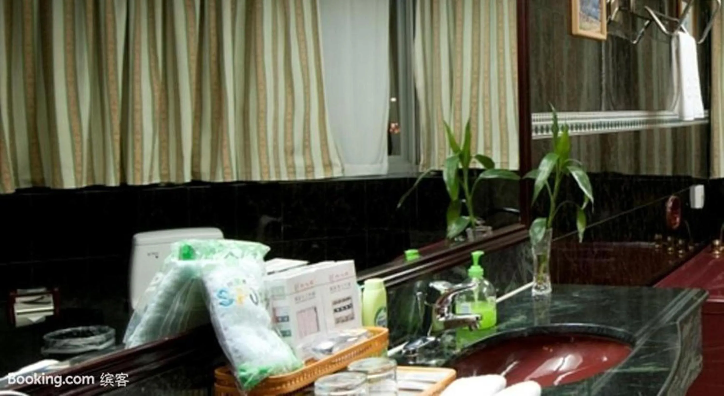 Bathroom, Coffee/Tea Facilities in Golden Port Hotel