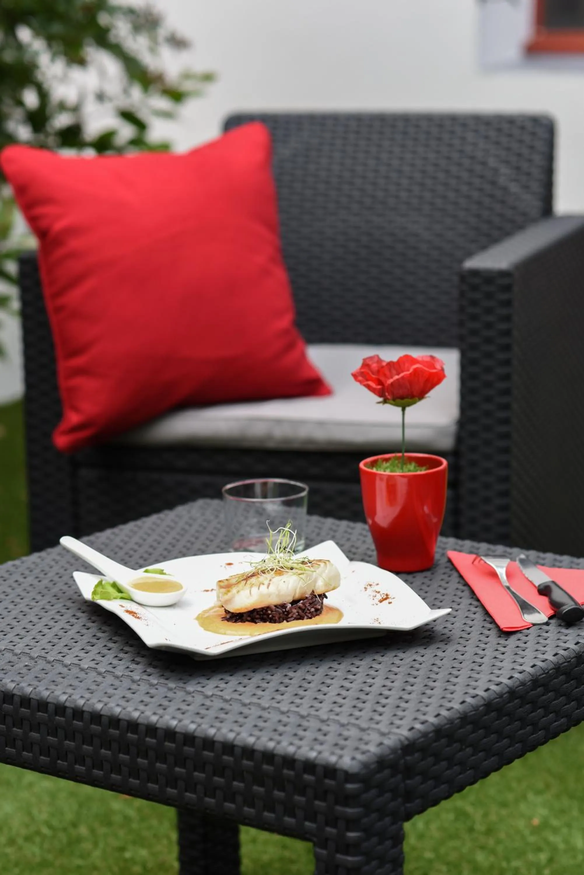 Patio in Hôtel Auberge l'Estanquet