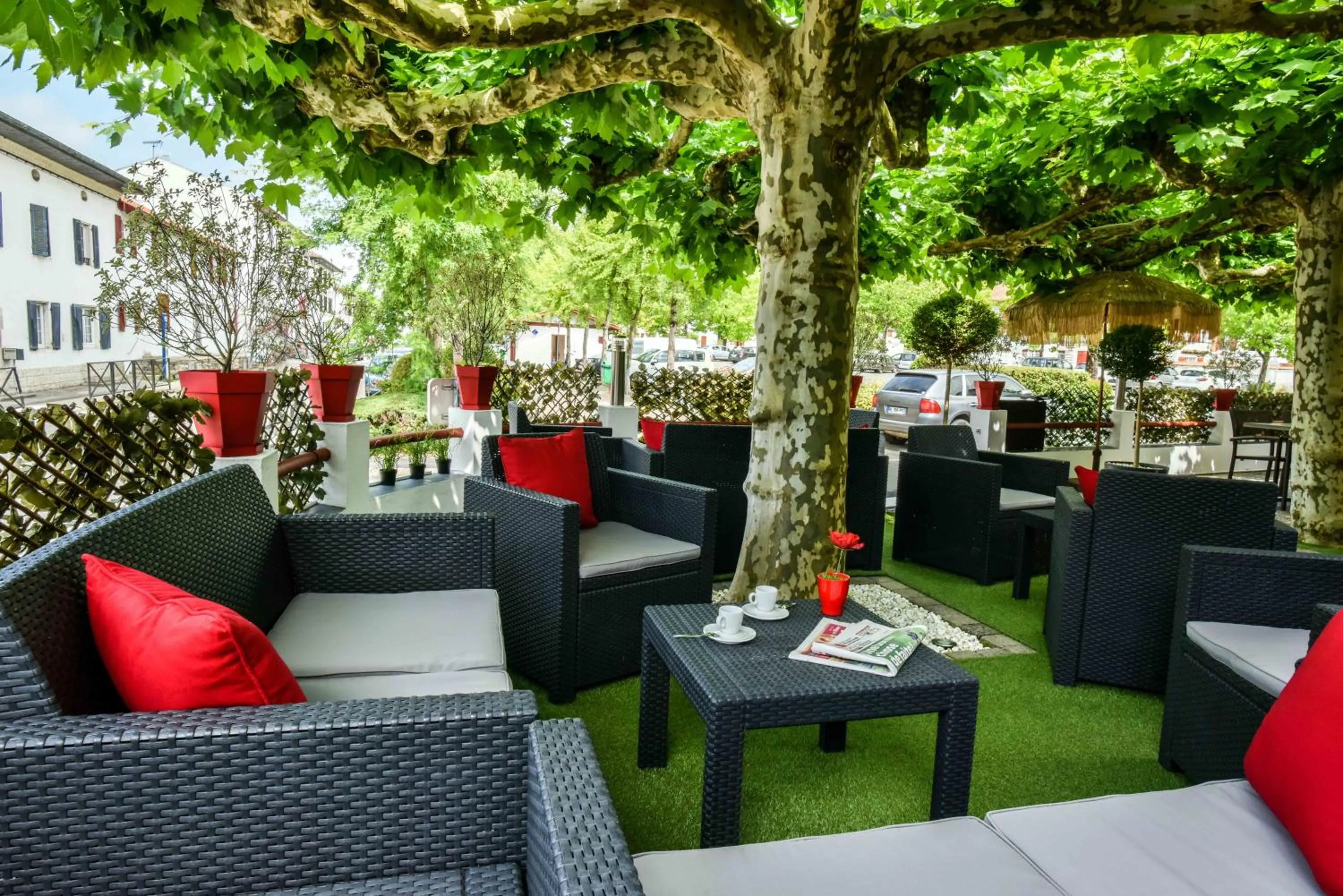 Patio in Hôtel Auberge l'Estanquet