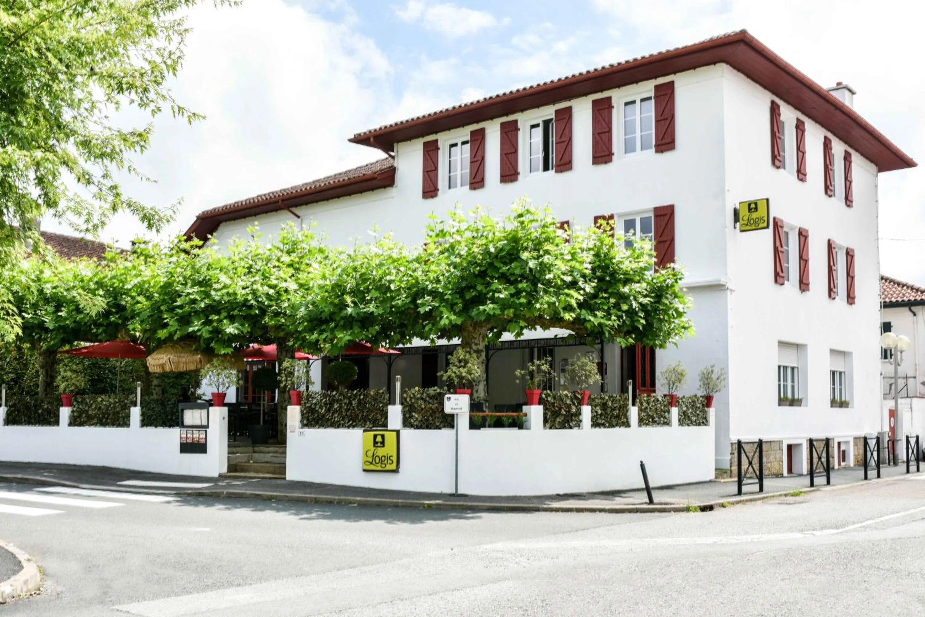 Facade/entrance in Hôtel Auberge l'Estanquet