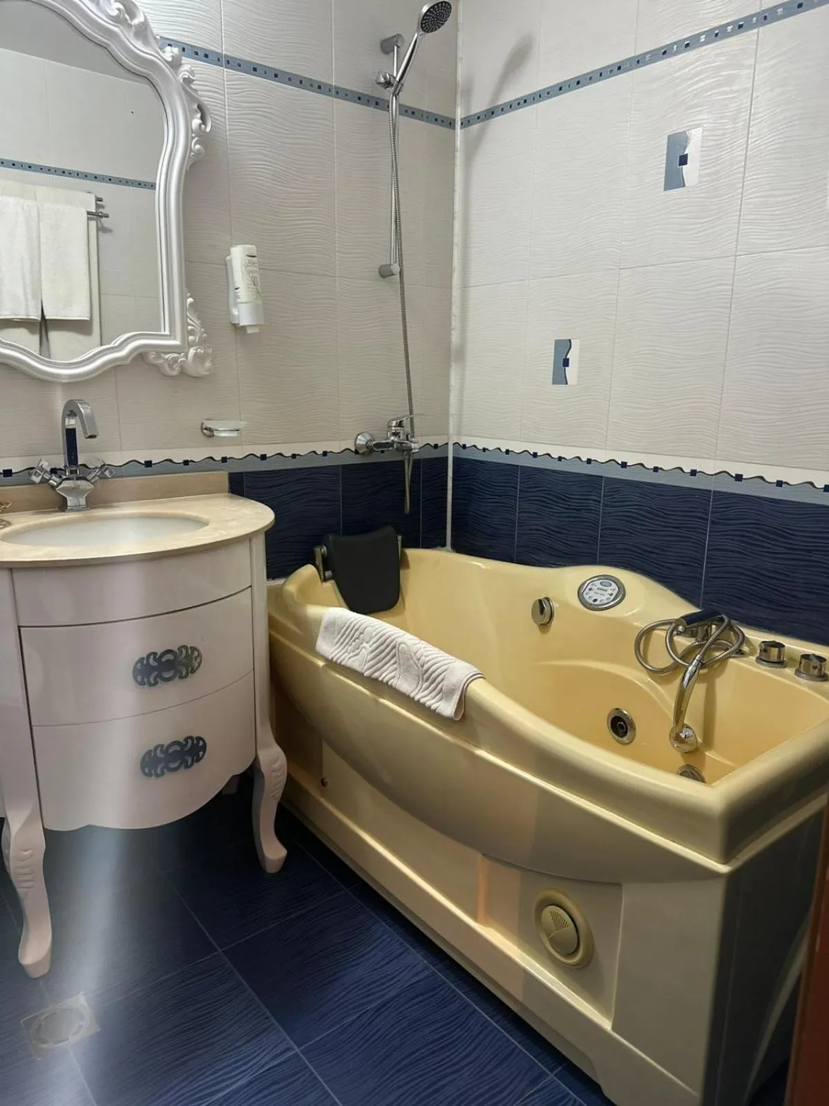 Hot Tub in Hotel BATS