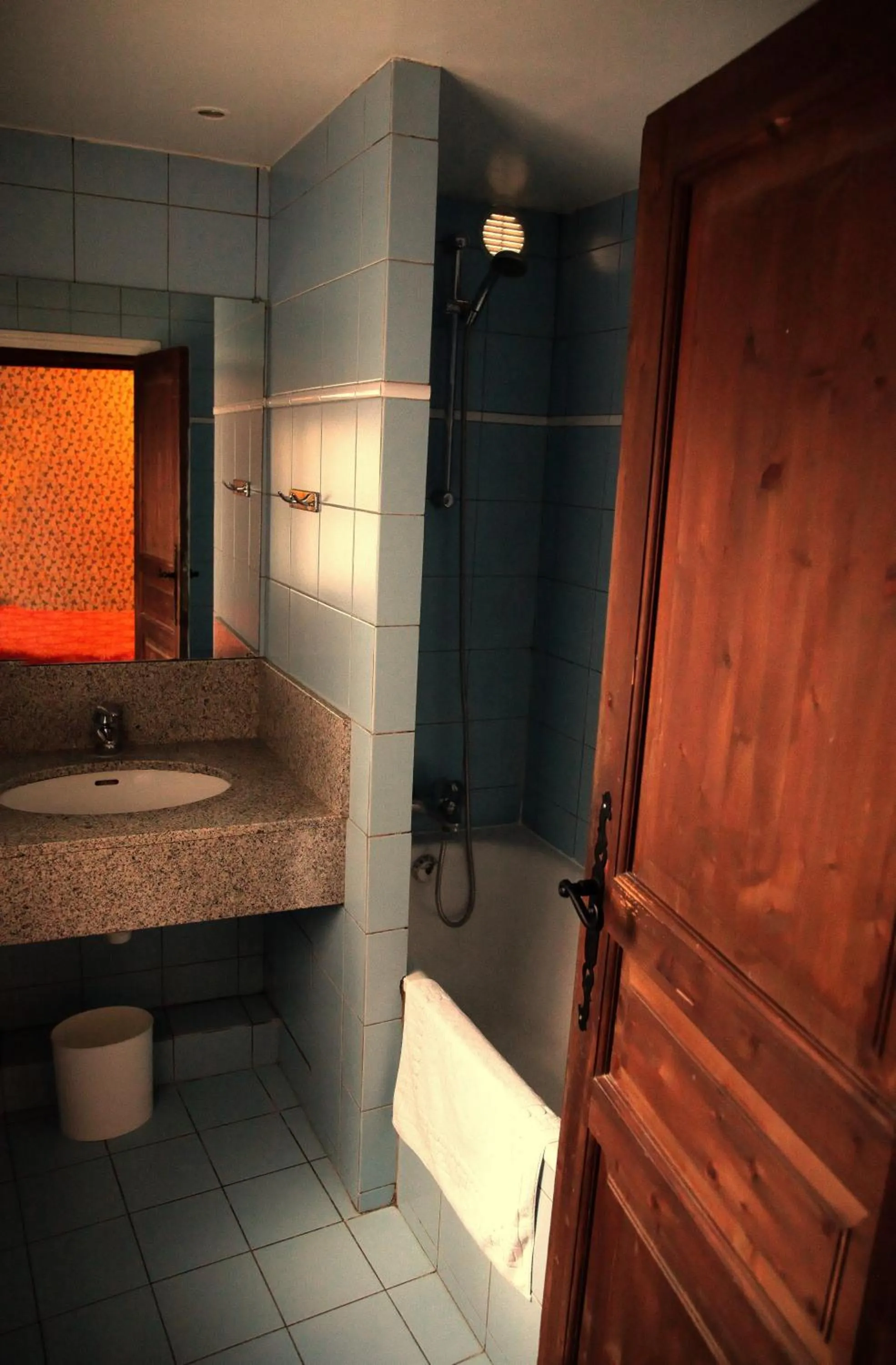 Bathroom, Bed in Hotel du Lys