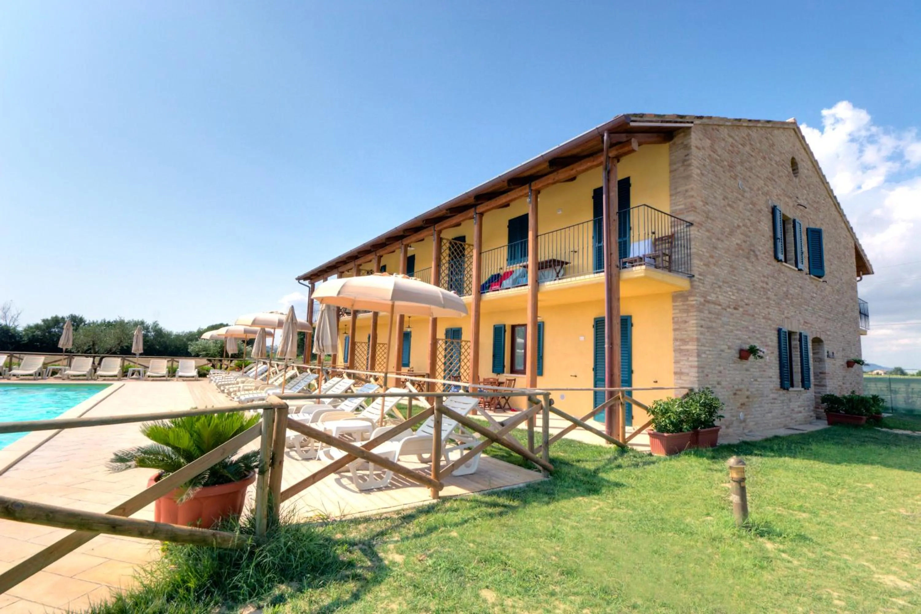 Facade/entrance in Casale del Conero