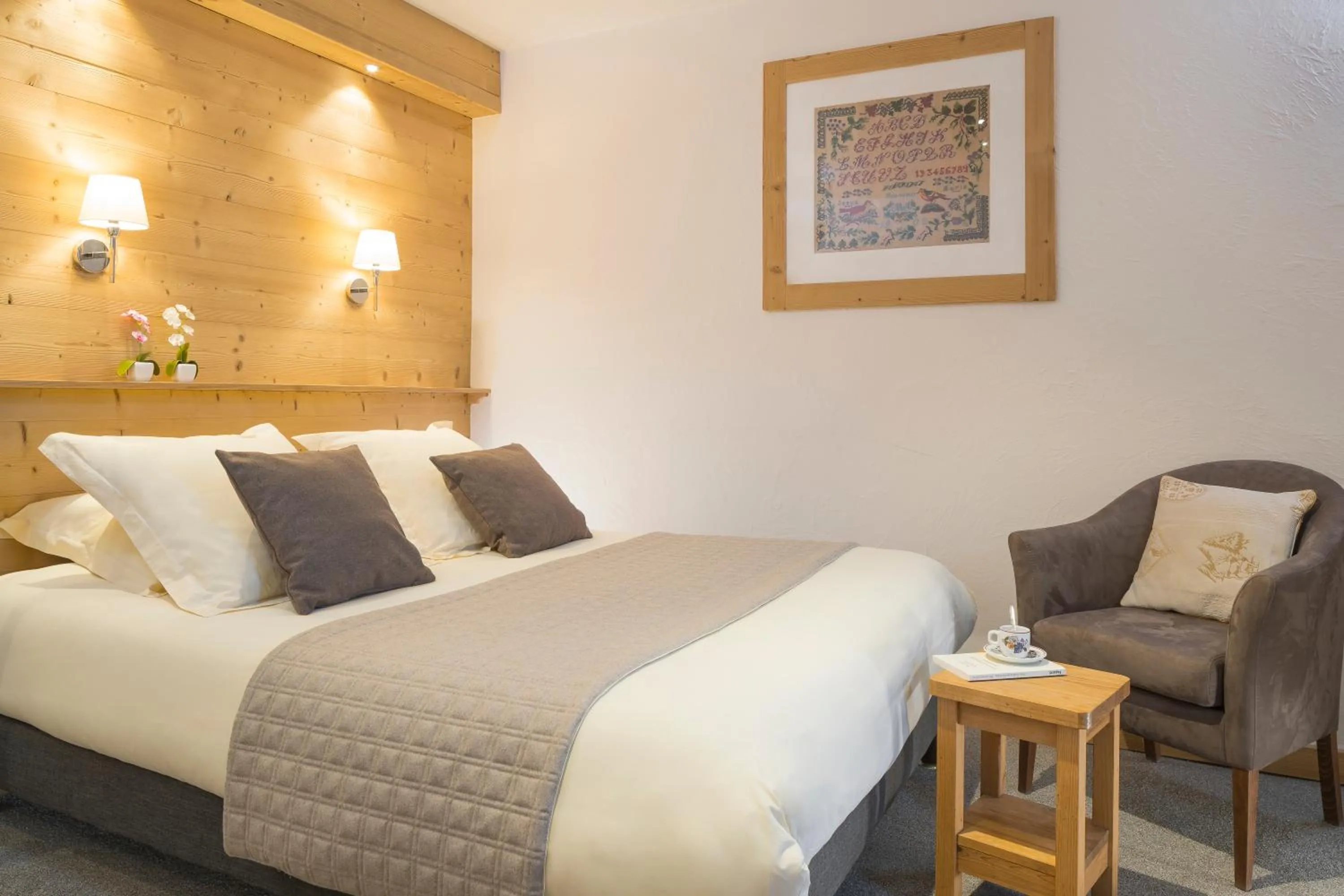 Bedroom, Bed in Hôtel du Crêt Rond