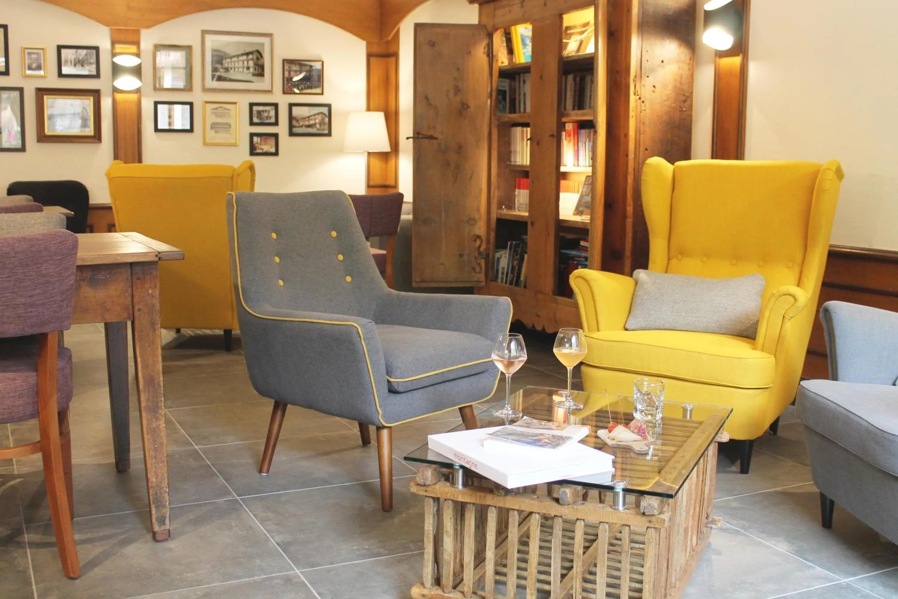 Lounge or bar in Hôtel du Crêt Rond