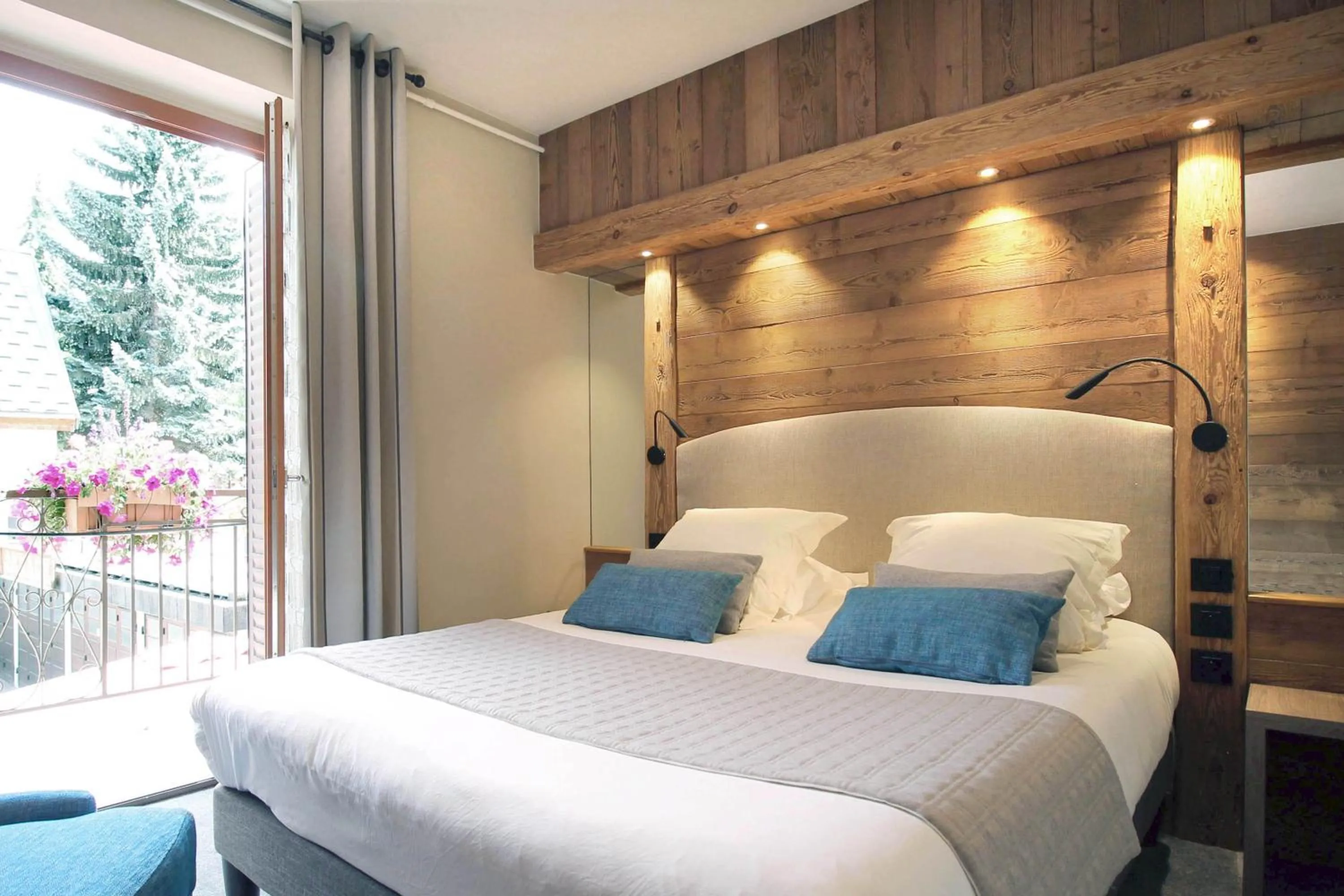 Bedroom, Bed in Hôtel du Crêt Rond