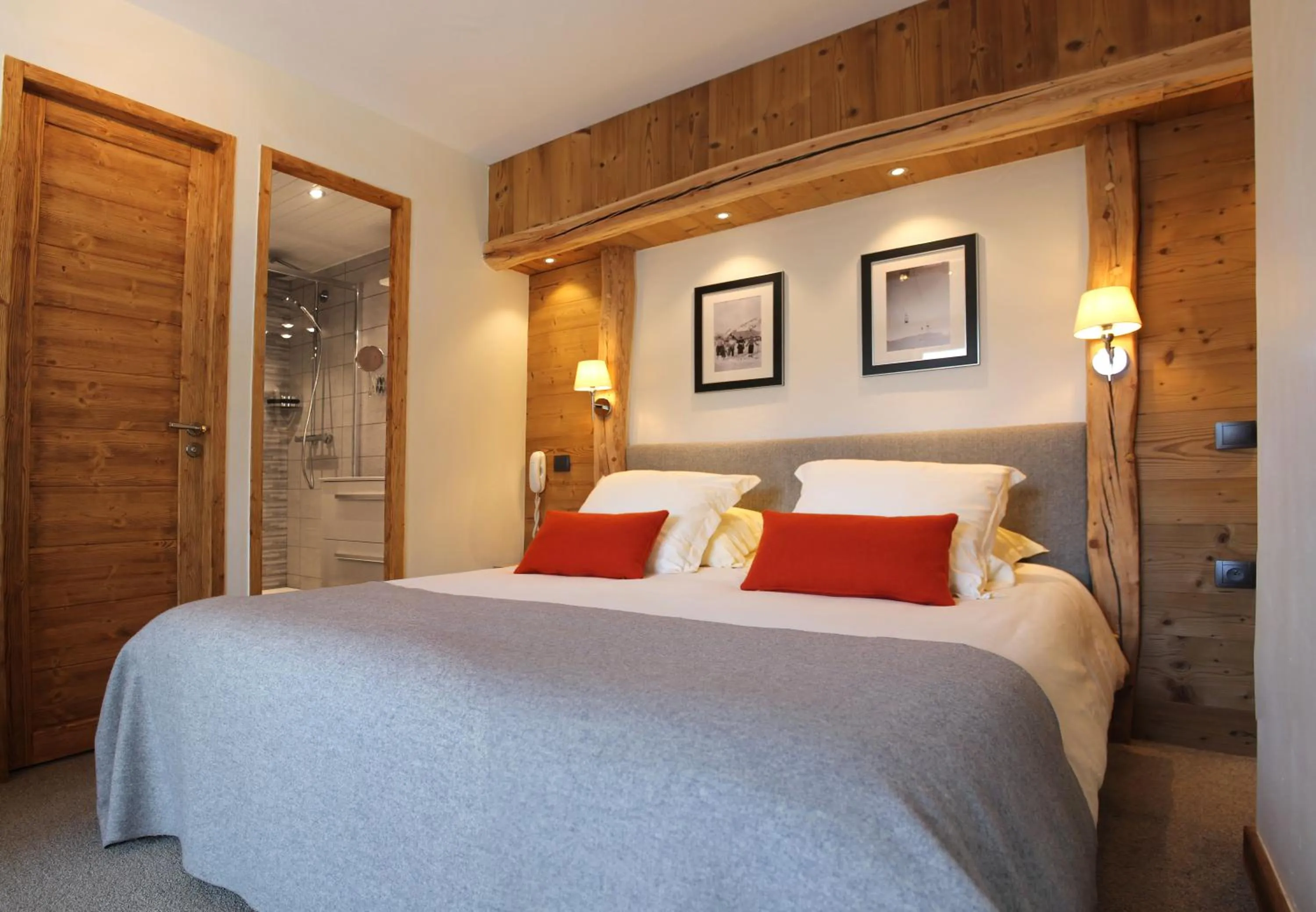 Photo of the whole room, Bed in Hôtel du Crêt Rond