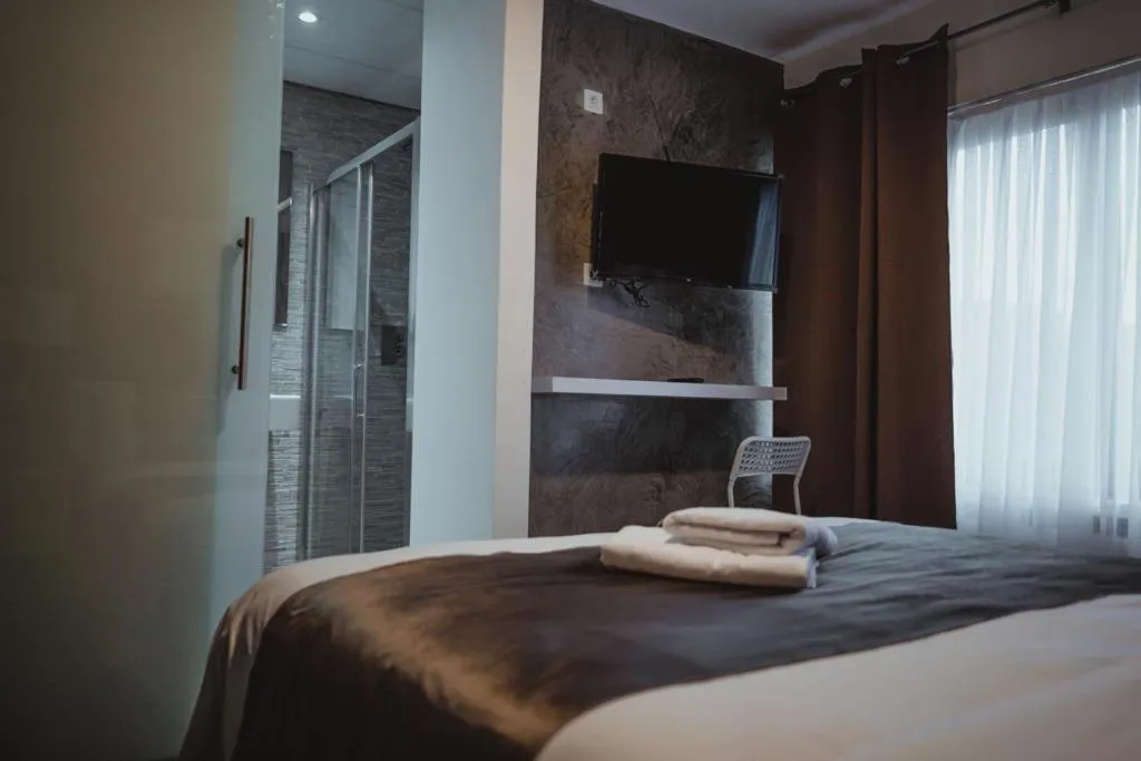 Bedroom, Bed in Hôtel onyx expo