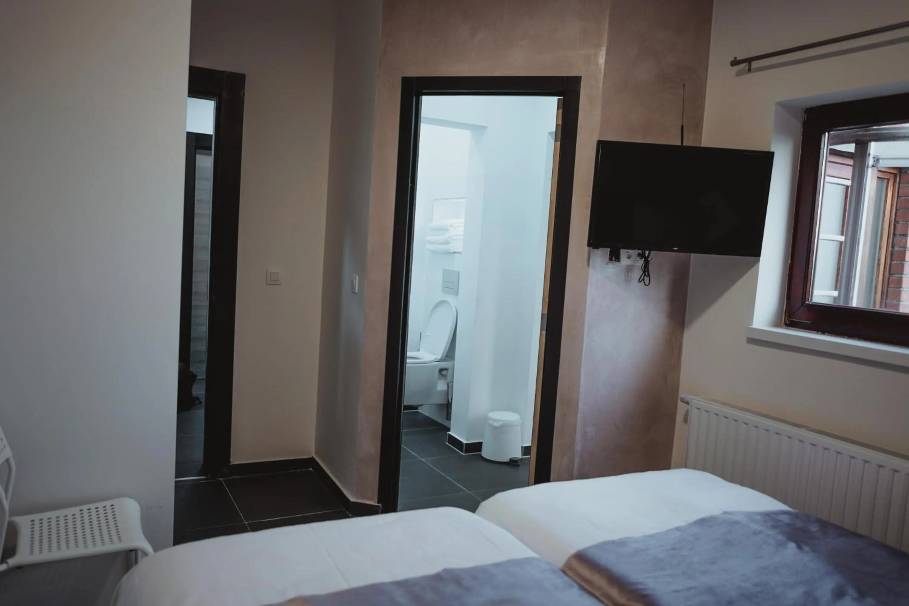 Bathroom, Bed in Hôtel onyx expo