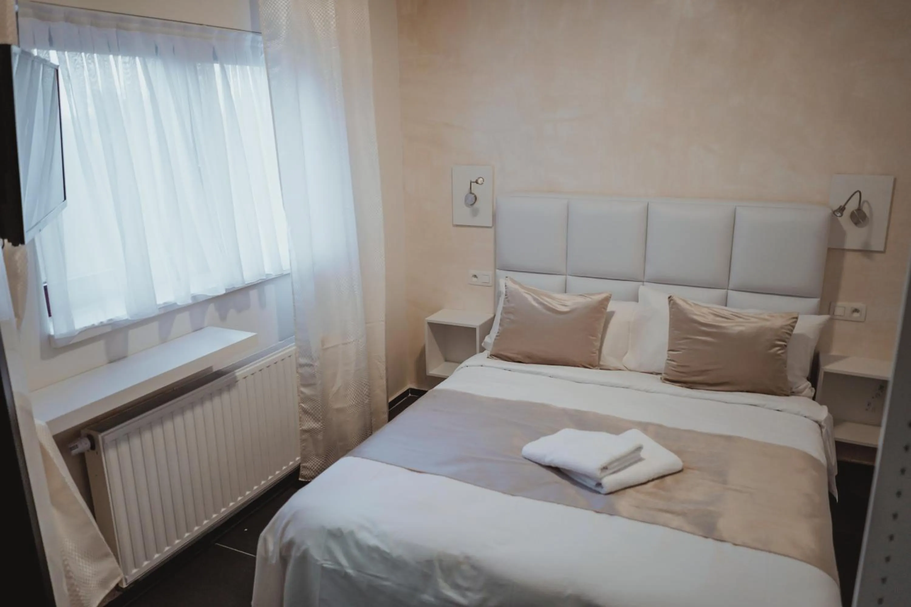 Bedroom, Bed in Hôtel onyx expo