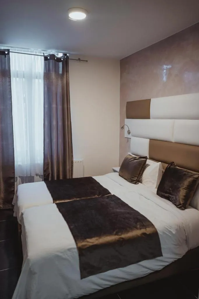 Bathroom, Bed in Hôtel onyx expo