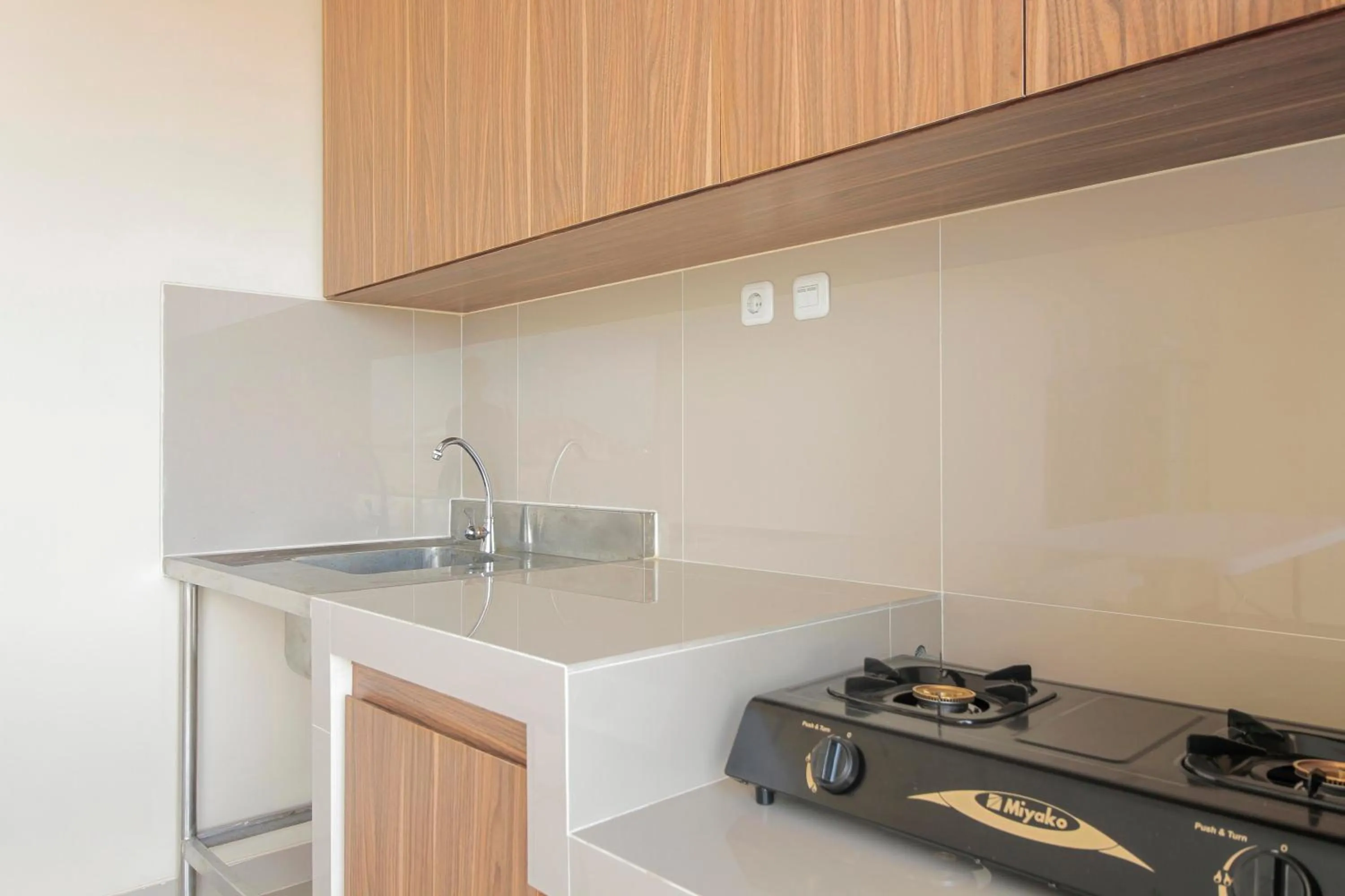 Communal kitchen in RedDoorz near Soekarno Hatta Airport