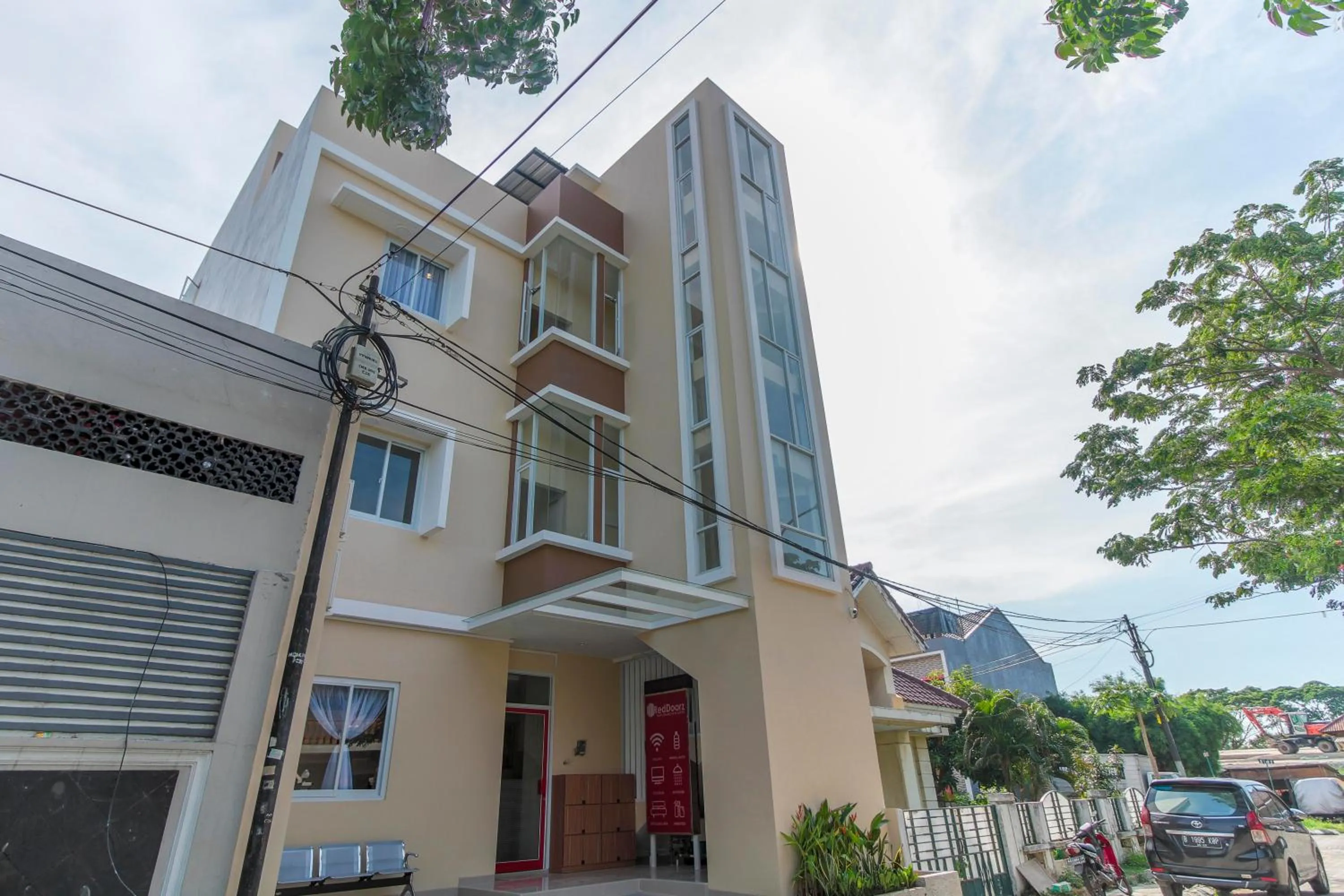 Facade/entrance in RedDoorz near Soekarno Hatta Airport