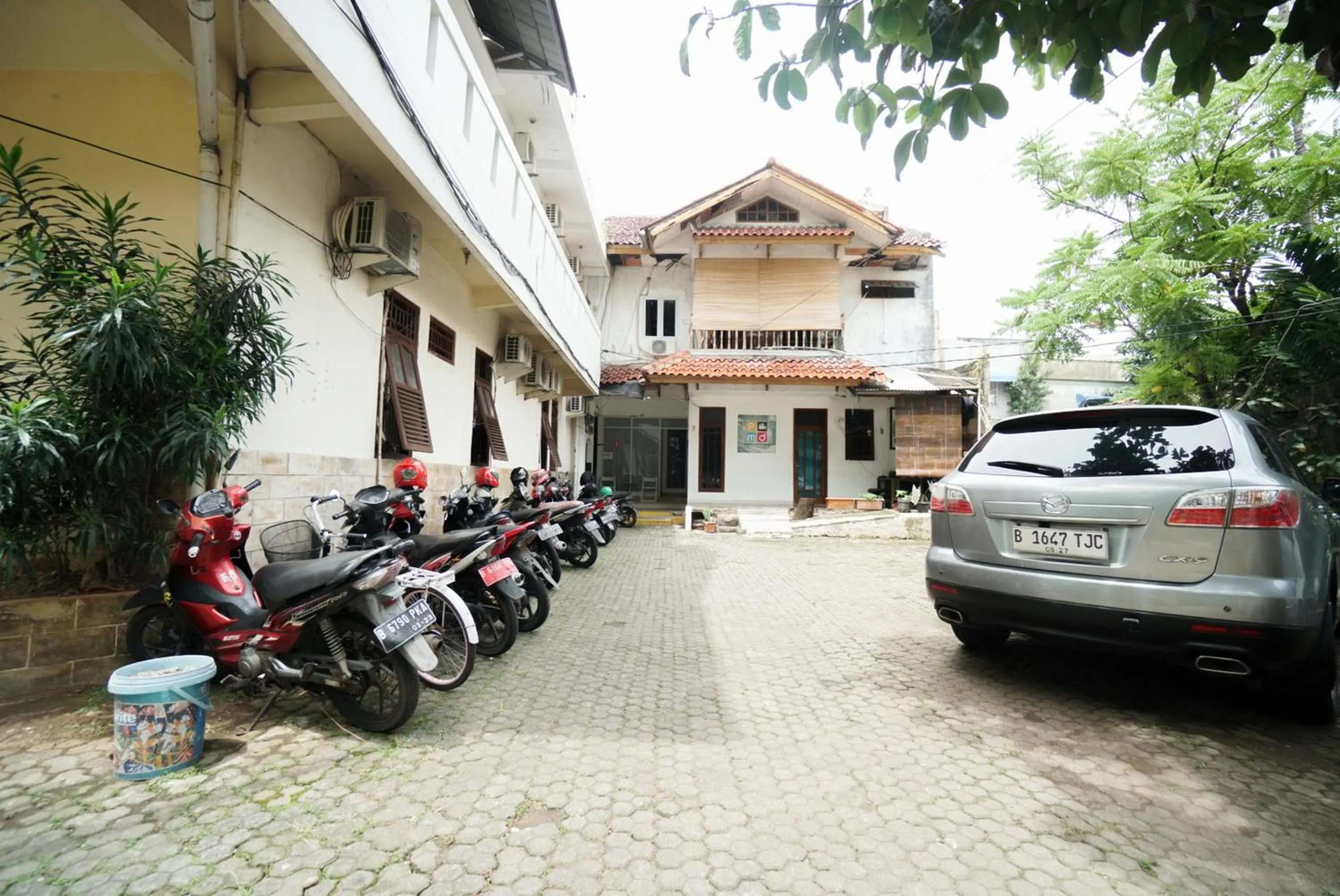 Parking in Griya Sawamah Syariah Mitra RedDoorz