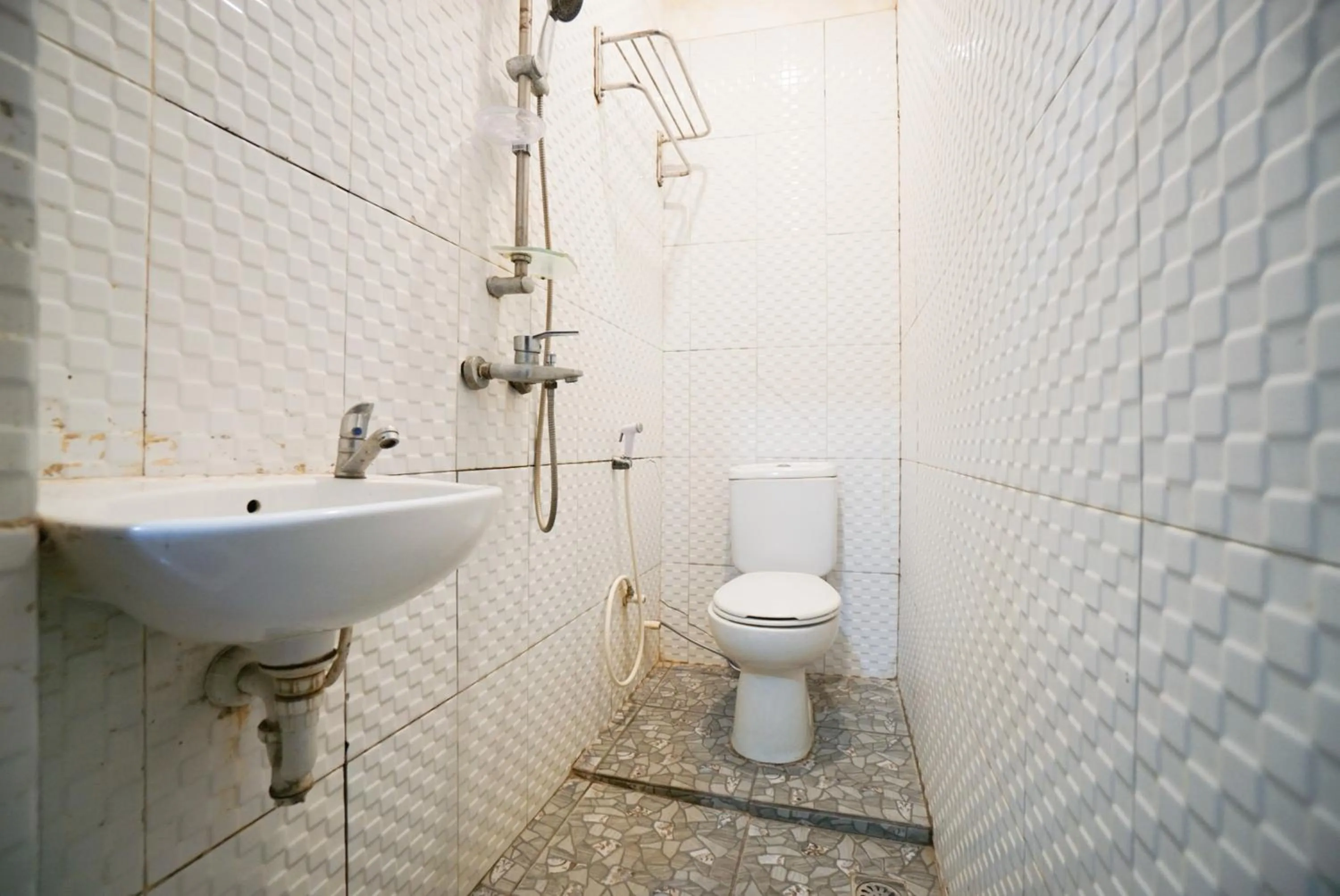 Shower in Griya Sawamah Syariah Mitra RedDoorz