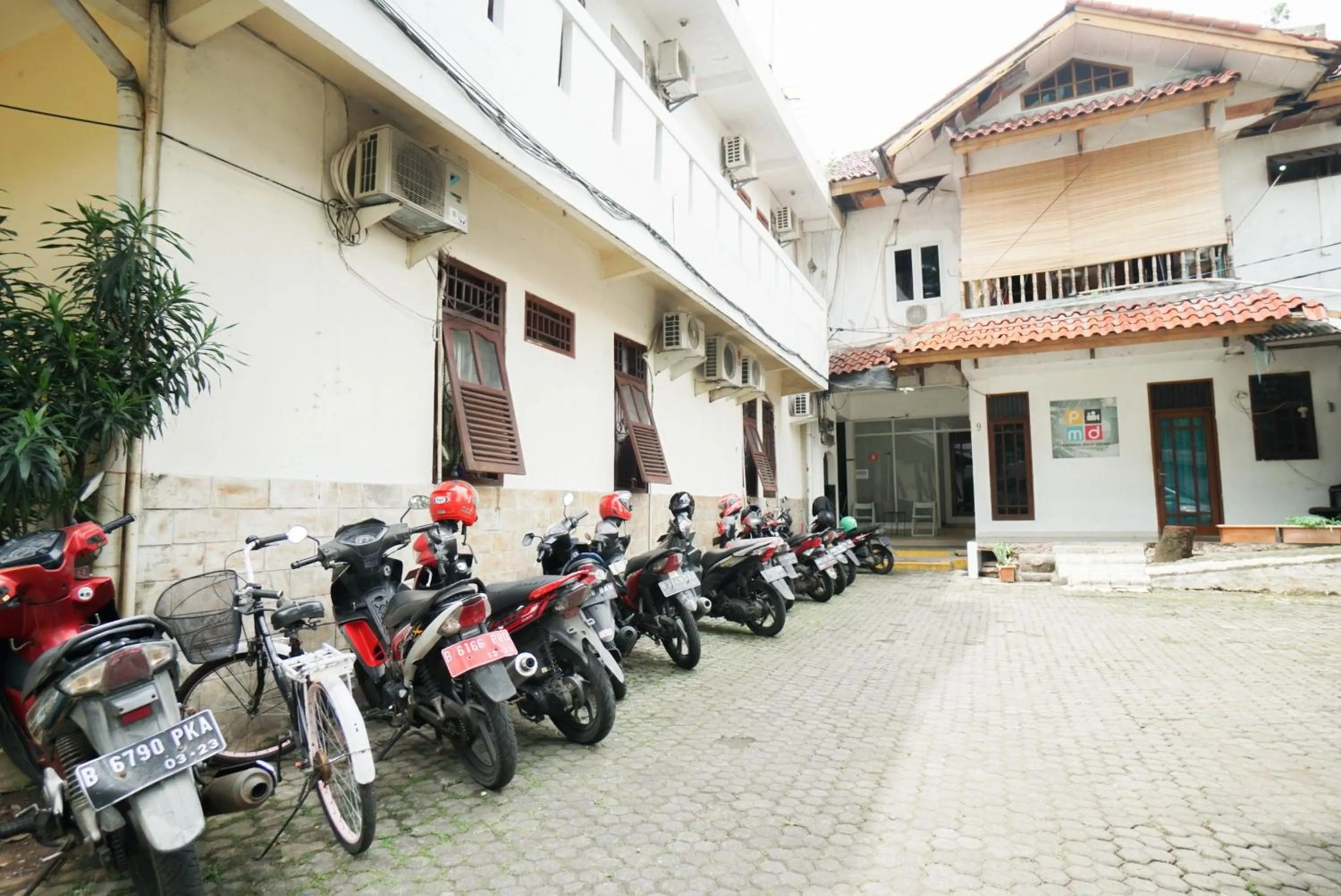 Parking in Griya Sawamah Syariah Mitra RedDoorz