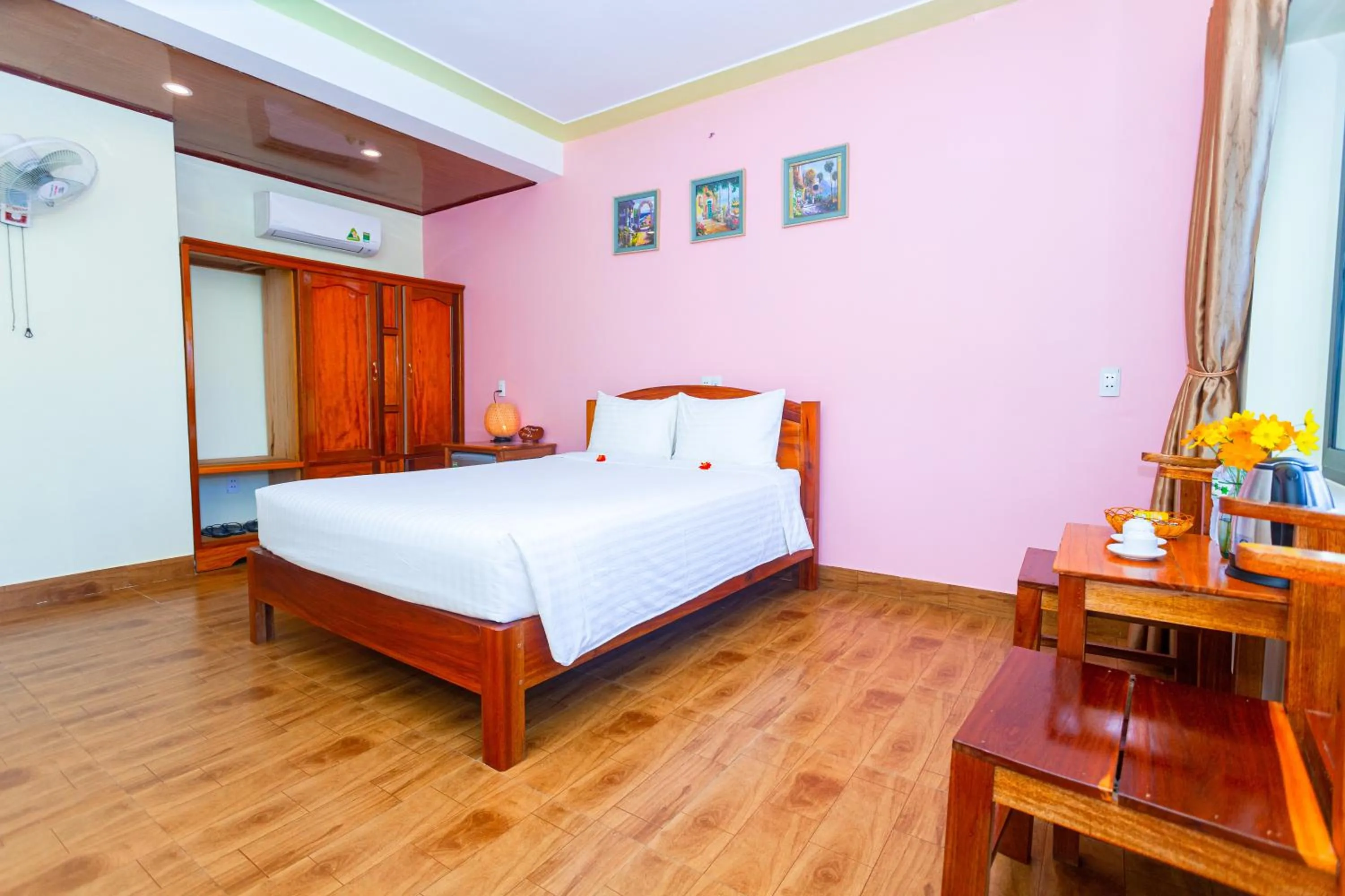 Photo of the whole room, Bed in Lucky Homes