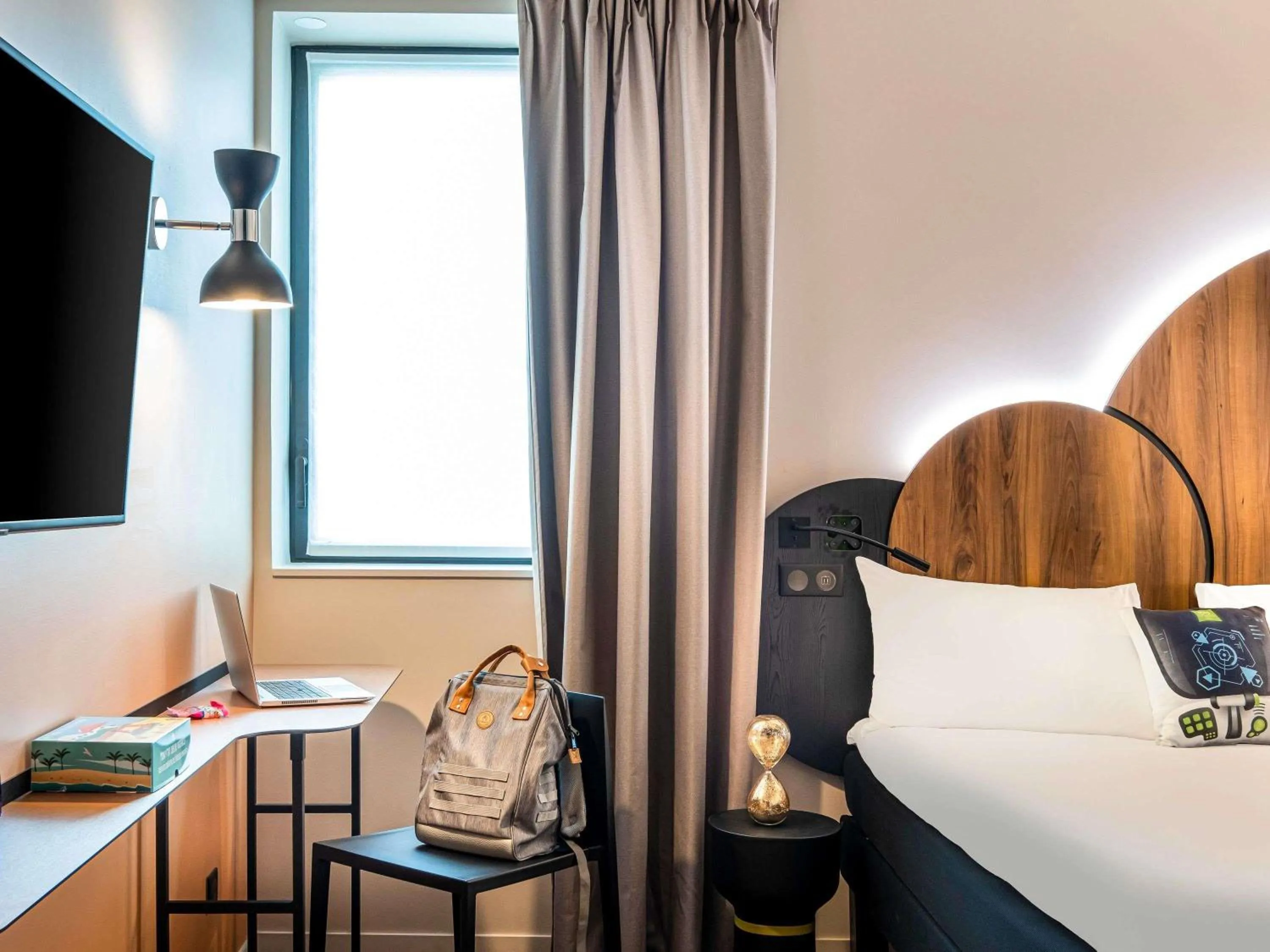 Bedroom, Bed in ibis Styles Paris Meteor Avenue d'Italie
