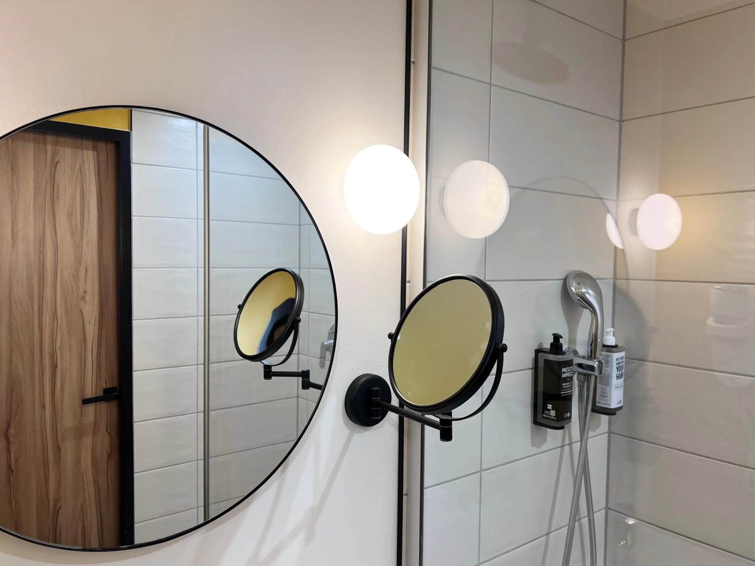 Shower in ibis Styles Paris Meteor Avenue d'Italie