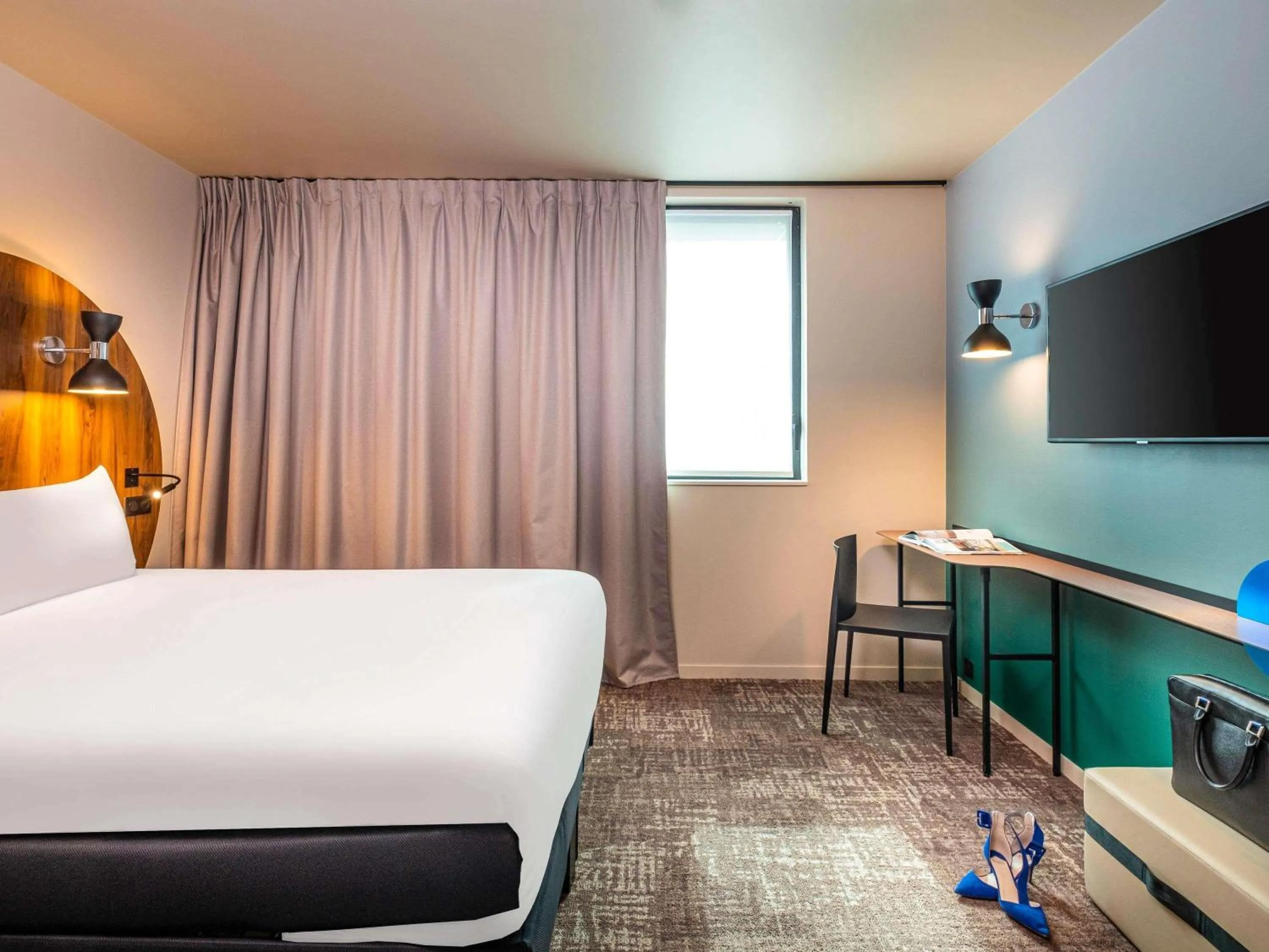Bedroom, Bed in ibis Styles Paris Meteor Avenue d'Italie